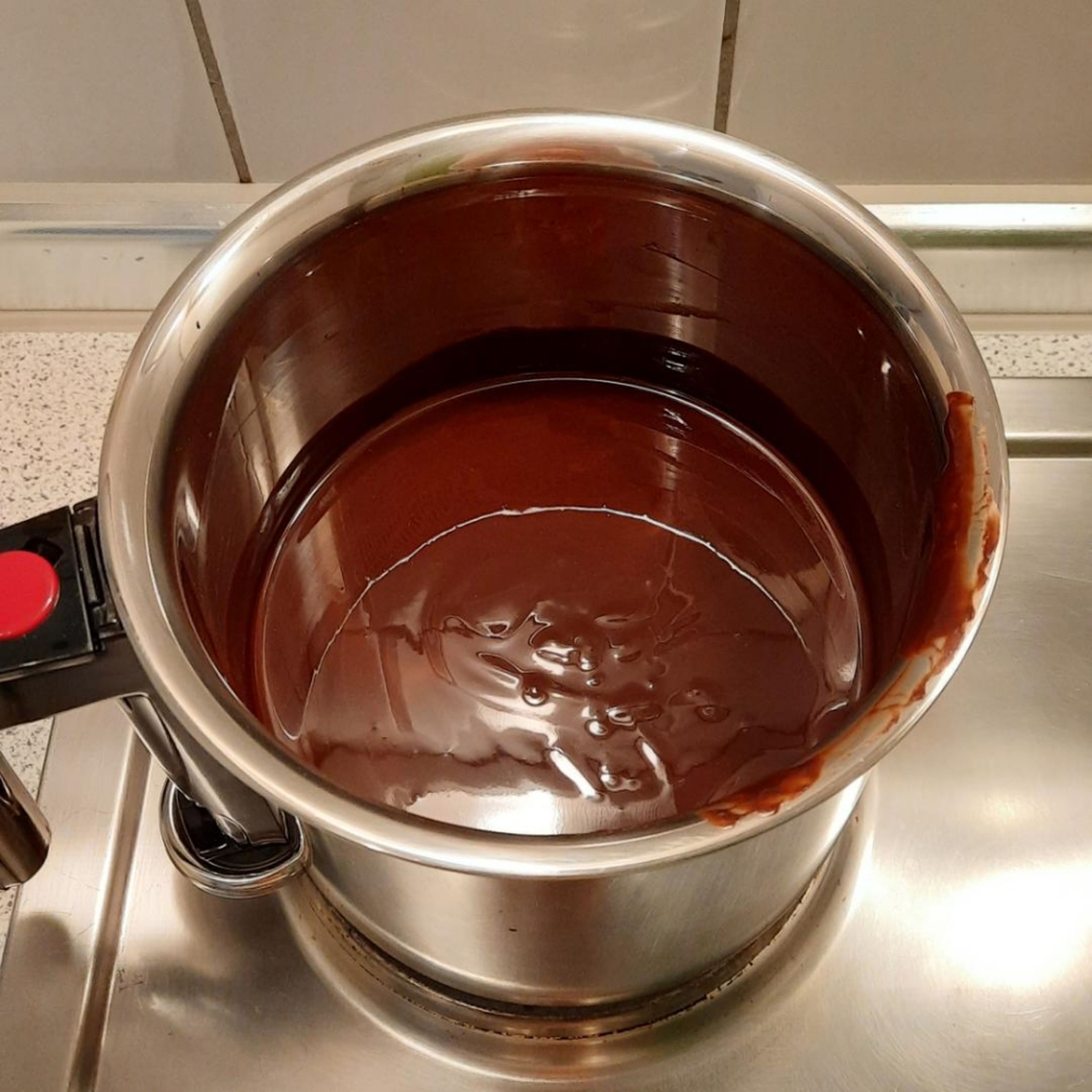 400g Schokolade mit 250g Butter (im Wasserbad) zum Schmelzen bringen, glatt rühren und abkühlen lassen