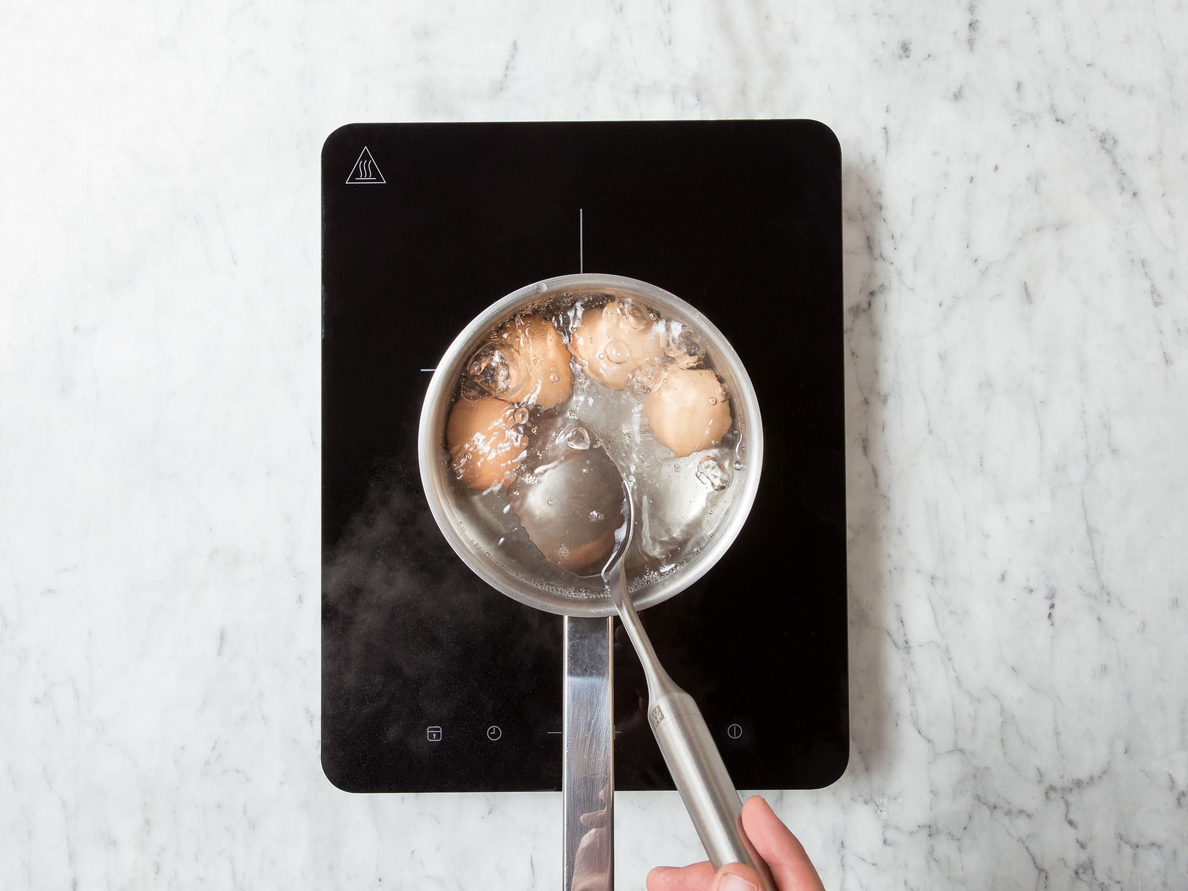 Wasser in einem Topf zum Kochen bringen. Eier im köchelnden Wasser ca. 6 - 7 Min. kochen. Anschließend unter kaltem Wasser abspülen und beiseitestellen.