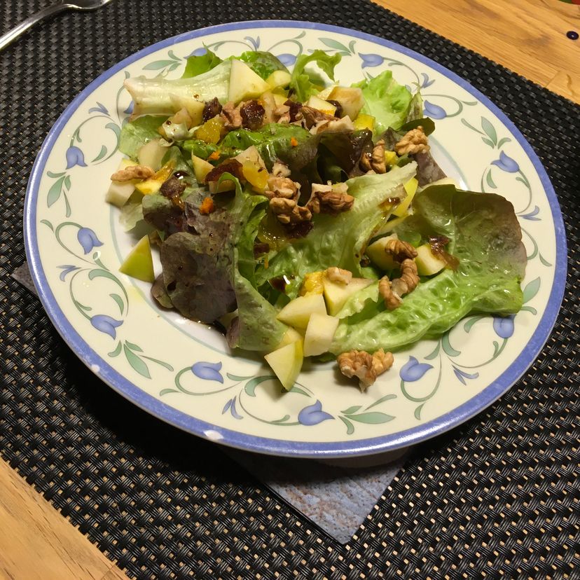 Apfelsalat mit Orange und Dattel