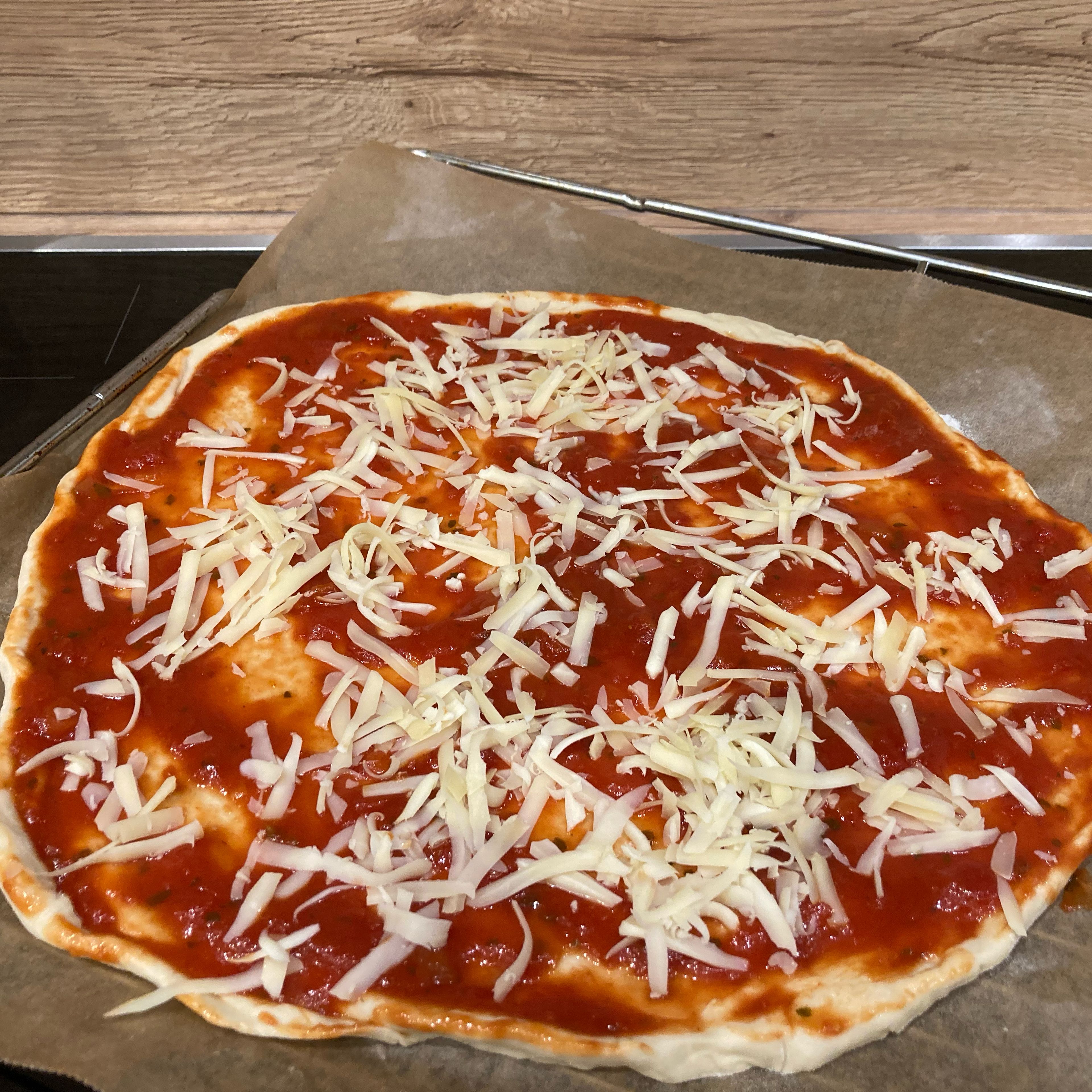 Teig teilen und auf bemehlter Arbeitsfläche rund ausrollen. Ofen auf 240 Grad O/U vorheizen. Teige auf mit Backpapier belegte Backbleche legen. Tomatensoße und geriebenen Käse darauf verteilen. Jetzt die beiden Pizzateige mit scharfer Salami belegen. Mozzarella und Cocktailtomaten halbieren und ebenfalls darauf verteilen. Pesto kleksweise verteilen. Pizza im vorgeheizten Ofen etwa 15 Minuten backen. Guten Appetit 😋