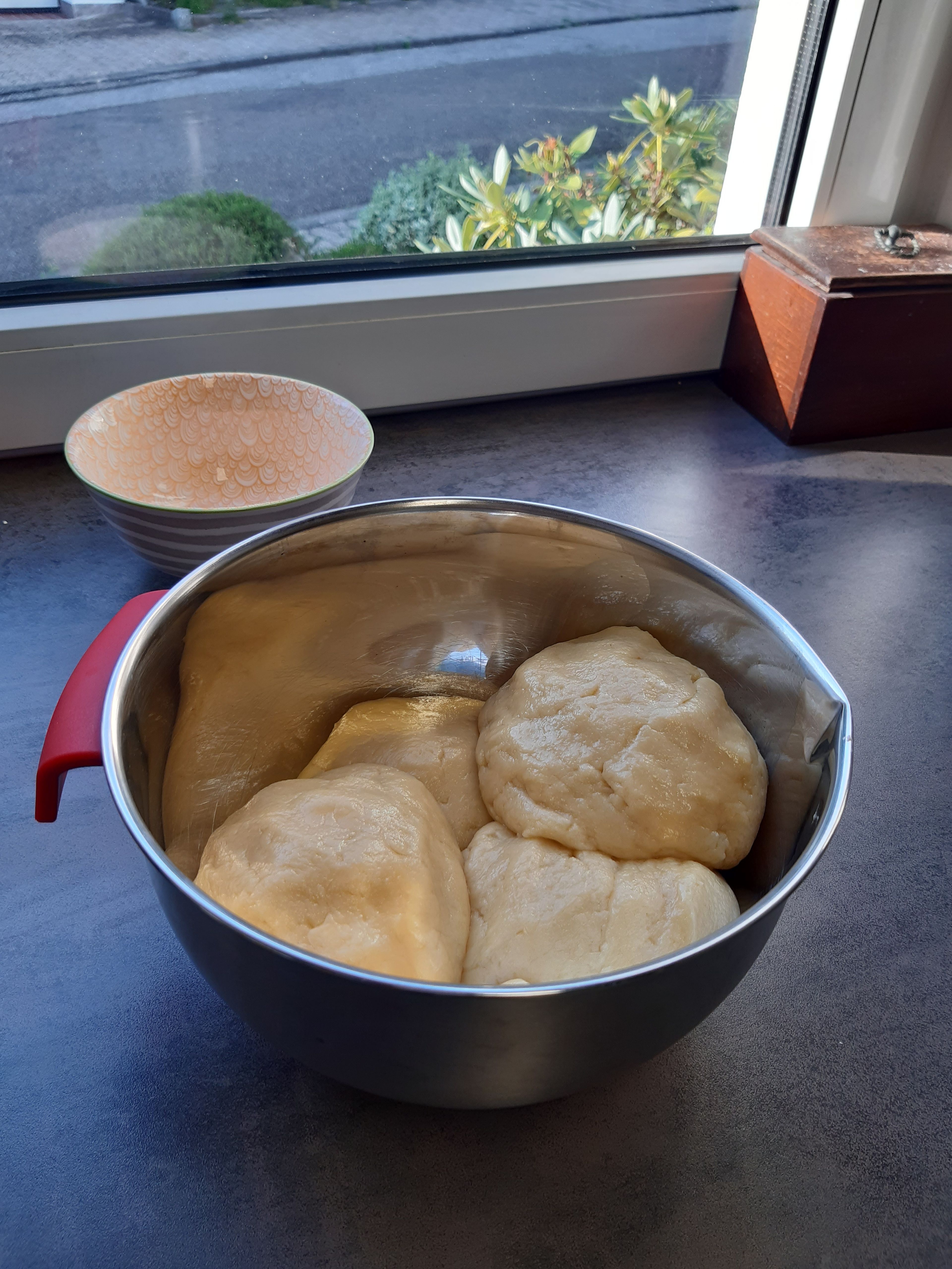 Vier Kugel aus dem fertigen Teil formen und in den Kühlschrank für 60 Minuten schicken, damit es härter wird.