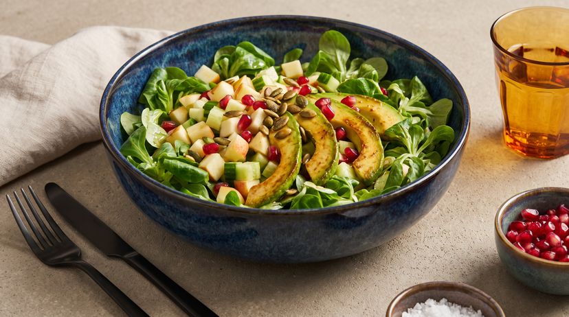 Knackiger Feldsalat mit Apfel und gebratener Avocado