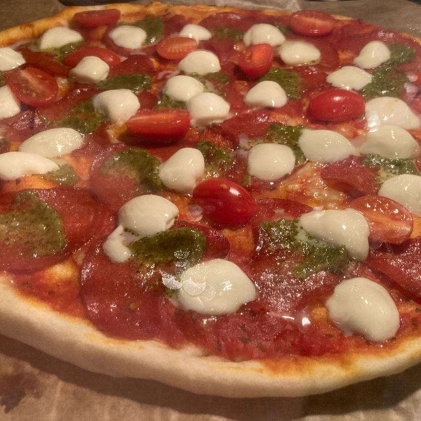 Pizza mit selbstgemachtem Hefeteig