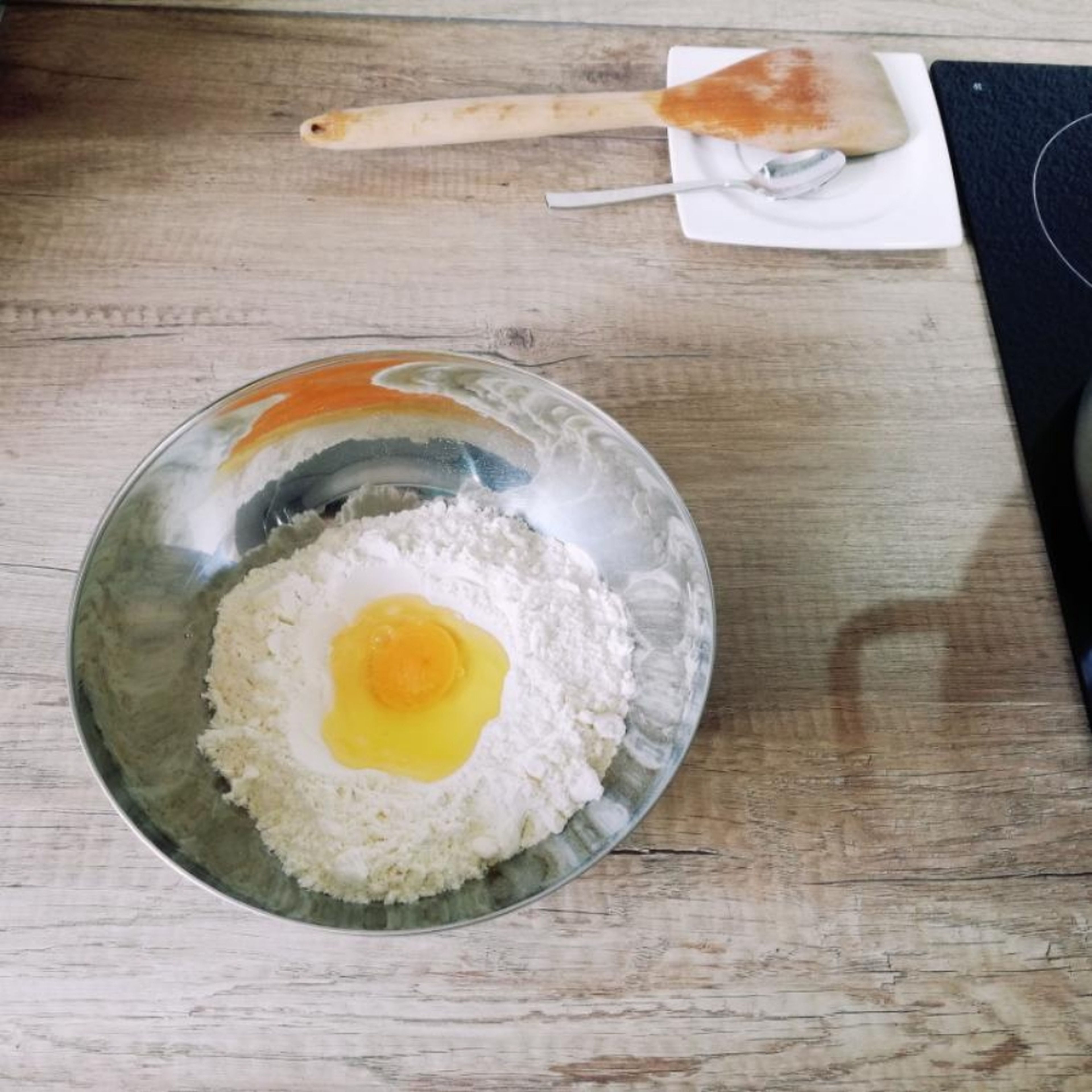 Mehl in eine Schüssel geben und in der Mitte eine Kule bilden, in welches das Ei gegeben wird. Mit einer Prise Salz würzen und vermengen. Etwas Wasser beifügen und zu einem festen Teig kneten.