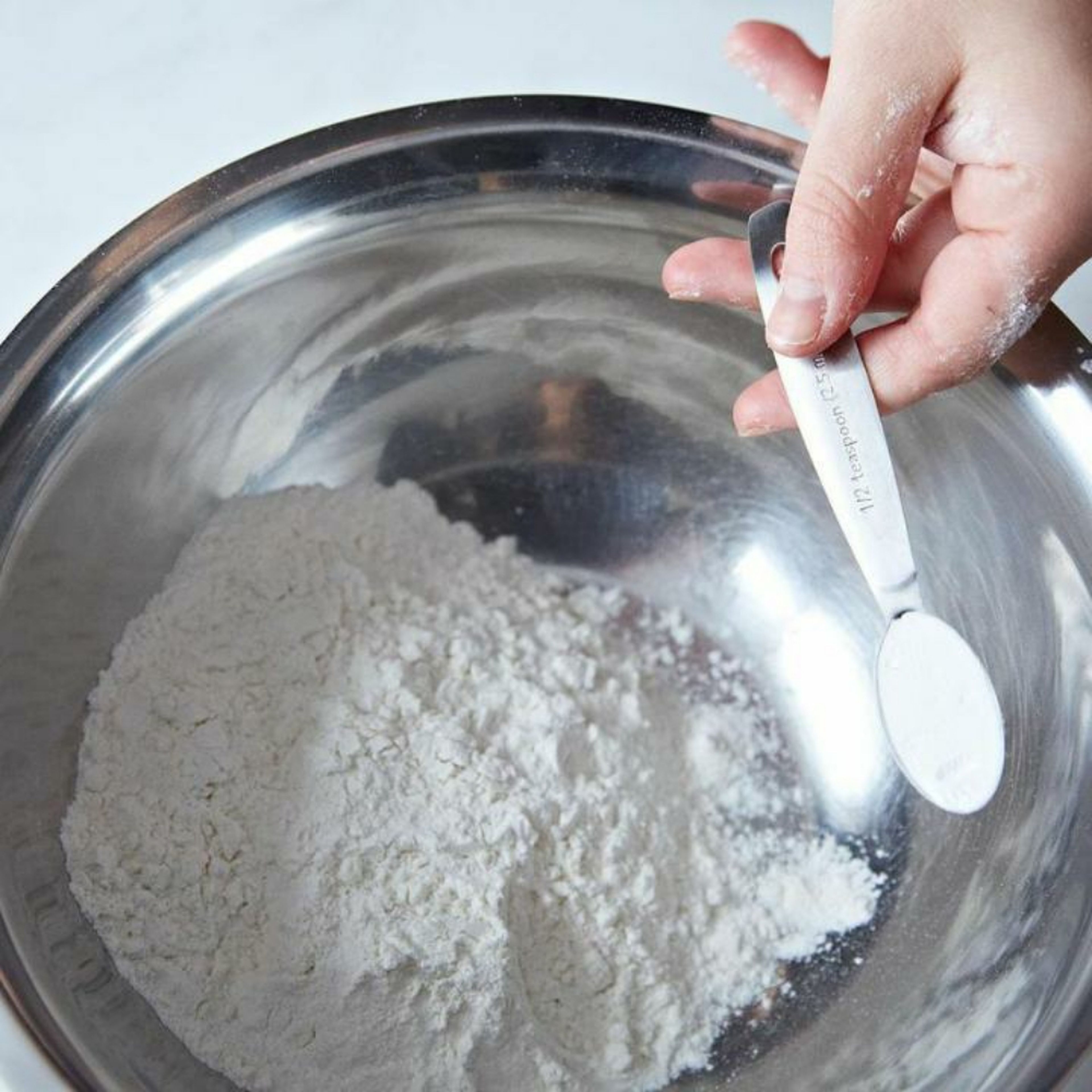 We mix the baking powder with the flour and then put it in the other mixture that we did earlier.