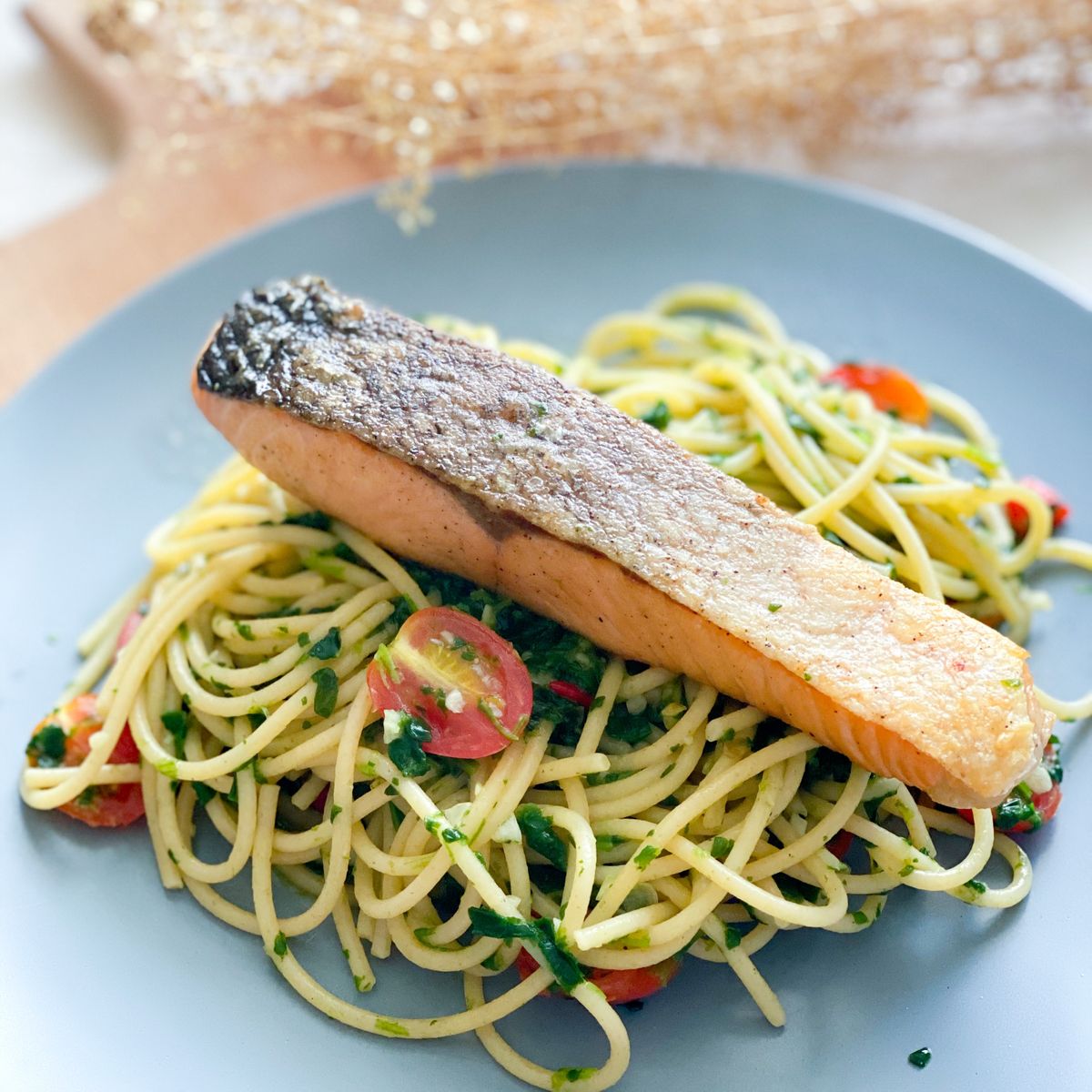 Crispy salmon with spinach aglio e olio | Recipe | Kitchen Stories