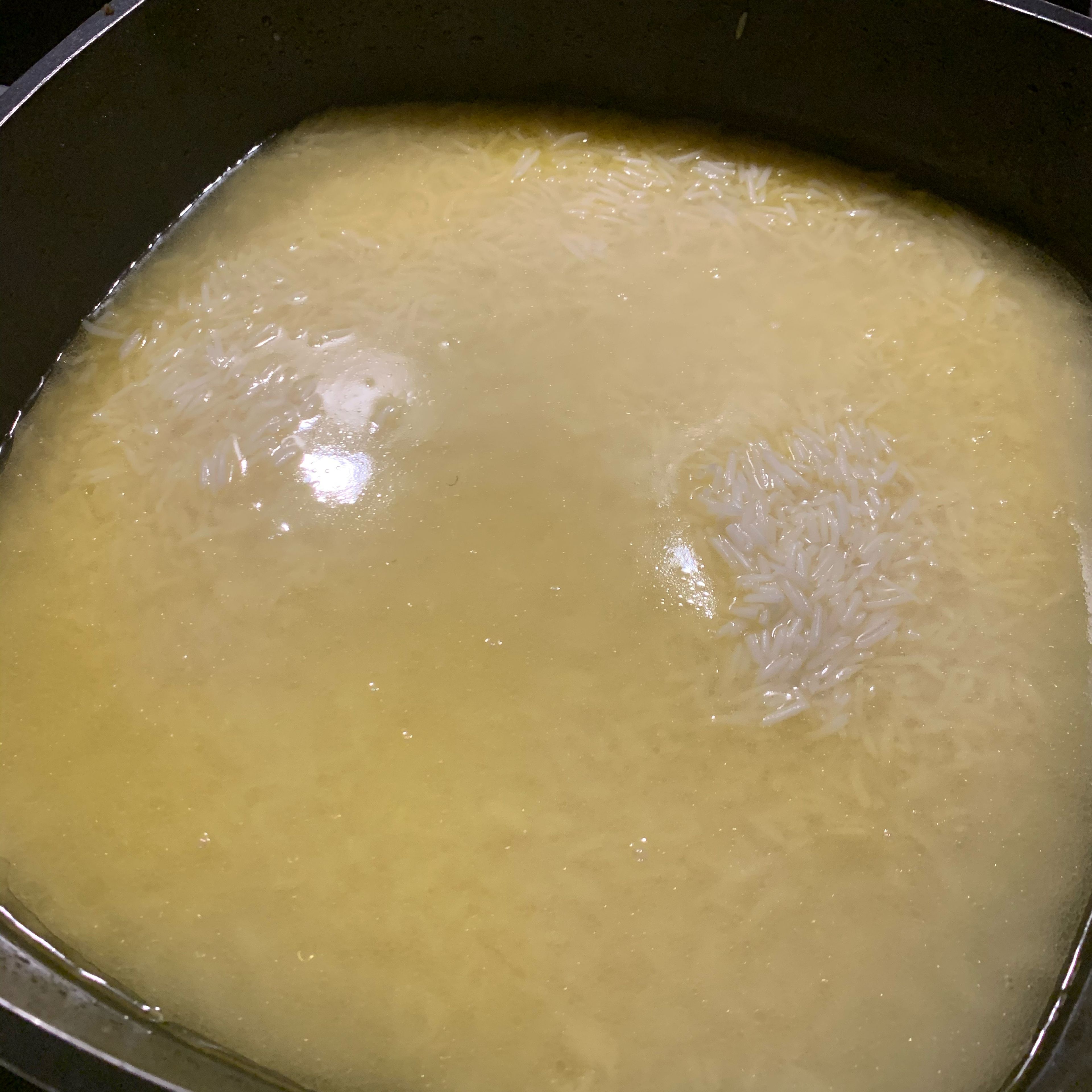 Reis in Butterschmalz leicht braten. Heisses Wasser hinzufügen aufkochen nach 3 Minuten flamme runtersetzen und 20 Minuten leicht kochen lassen 