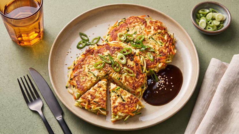 Knusprige Tofu-Gemüse-Pfannkuchen aus der Pfanne