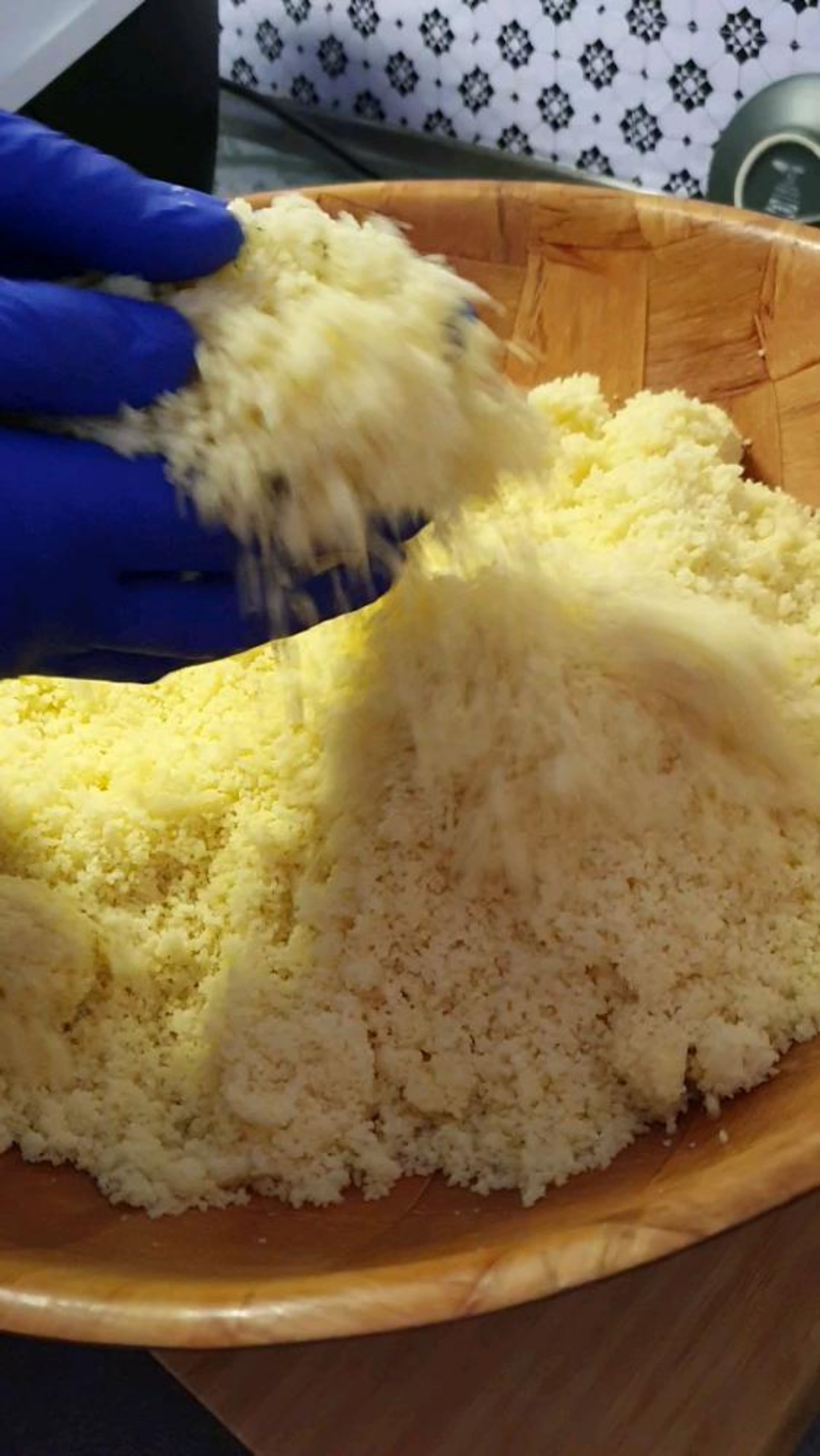 Den gewaschen Couscous nach ca. 20 Minuten vorsichtig mit den Händen lockern und in den Dampfgaraufsatz füllen.