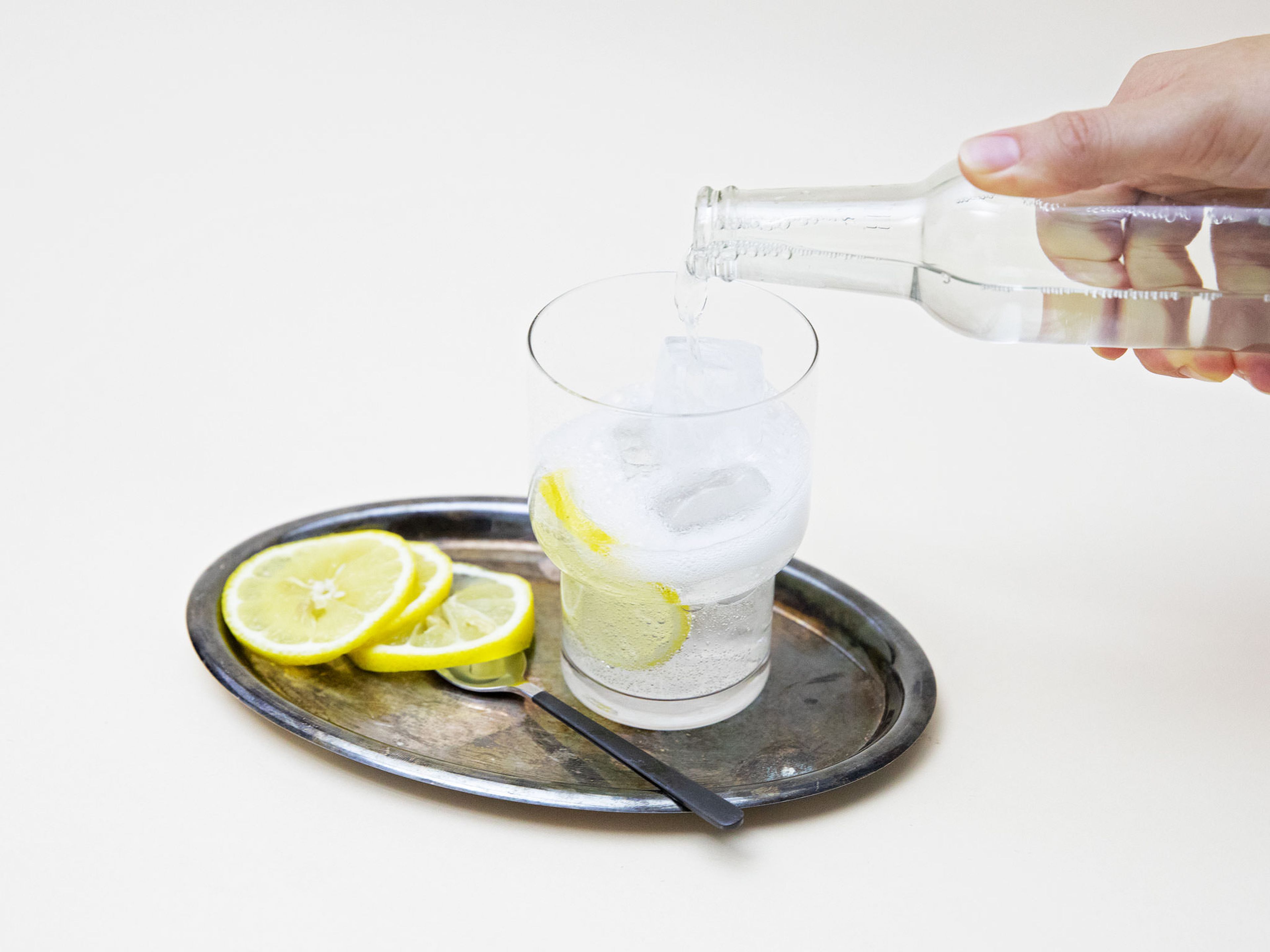 Eiswürfel in ein Glas geben, Tonic Water, Ingwersirup und Espresso dazugeben und mit einer Zitronenscheibe garnieren. Prost!