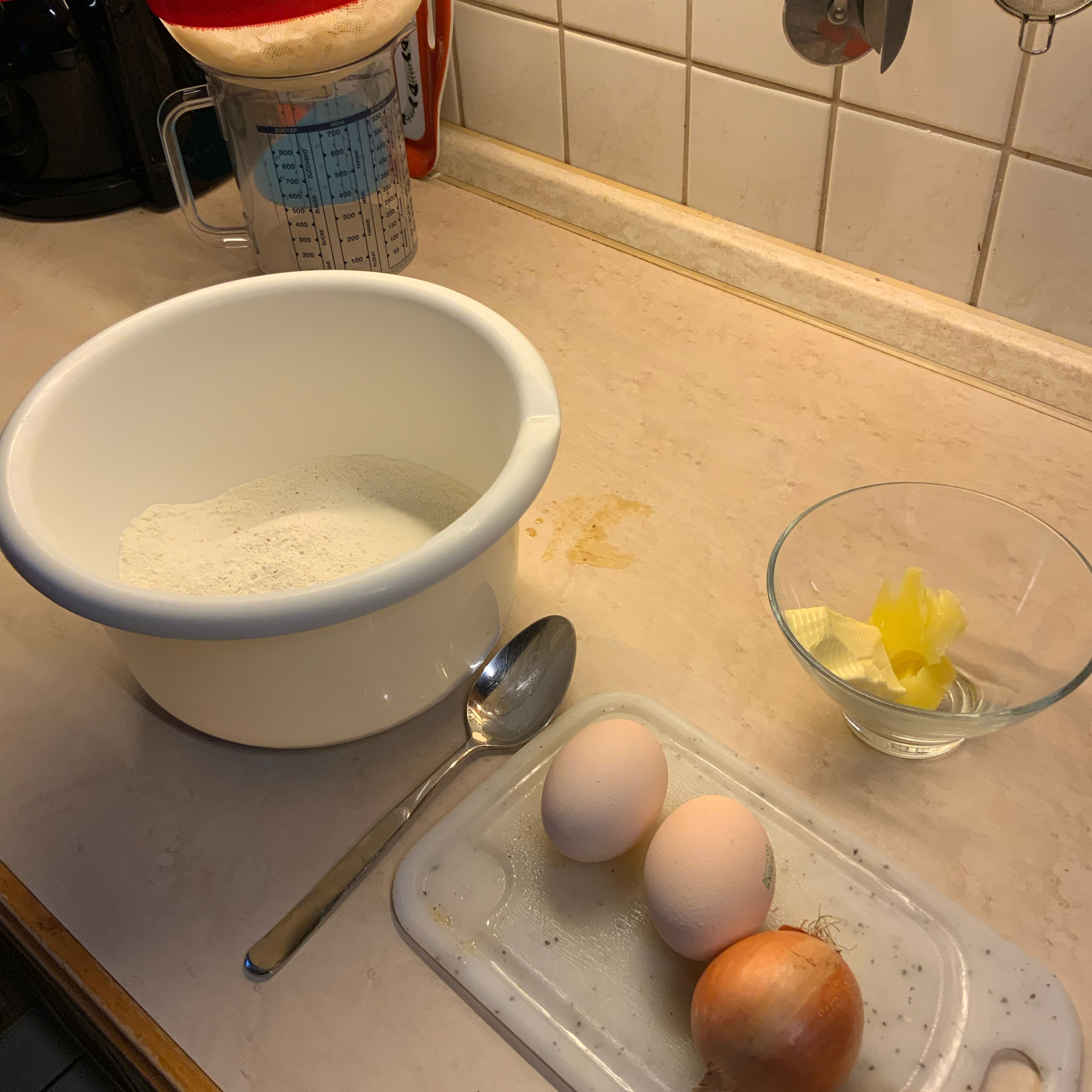 Jetzt gehts los mit dem Krautkrapfenteig. Das Mehl, die Eier, wenig Wasser und 1-2 Prisen Salz….