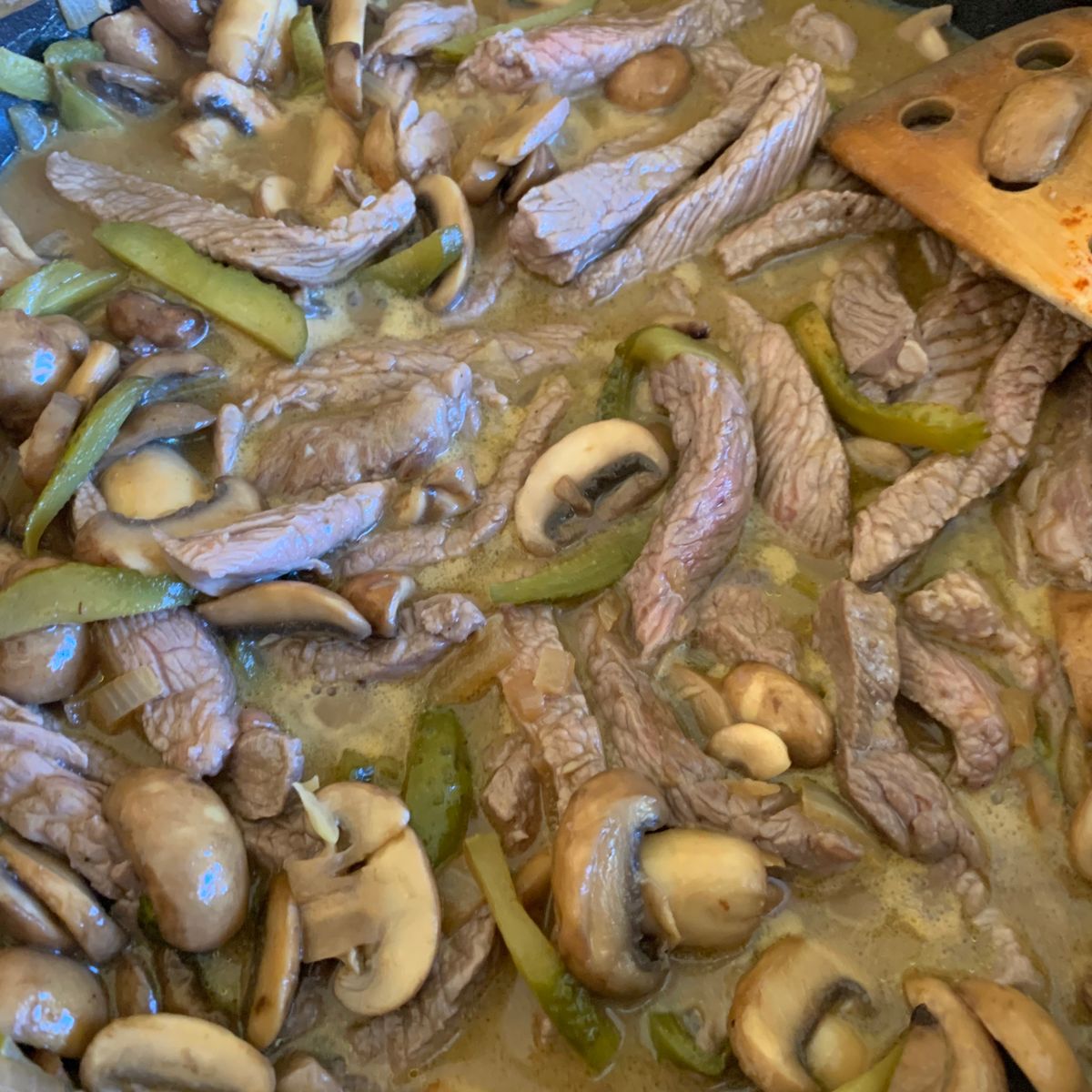 Rindergeschnetzeltes mit Weißwein und Champignons | Rezept | Kitchen ...