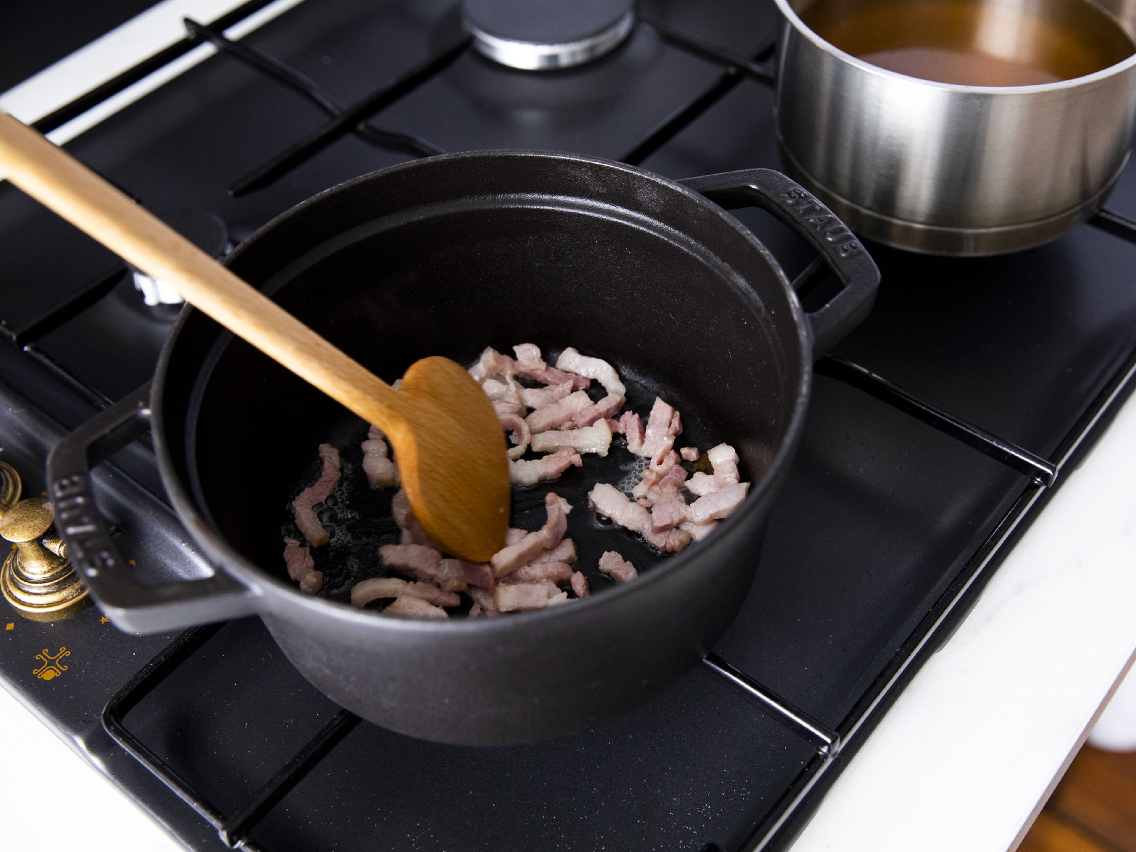 In a separate pot over medium-high heat, fry bacon until crispy. Remove from the pot, leaving the fat in the pan. Add the risotto rice and sauté for approx. 2 min.