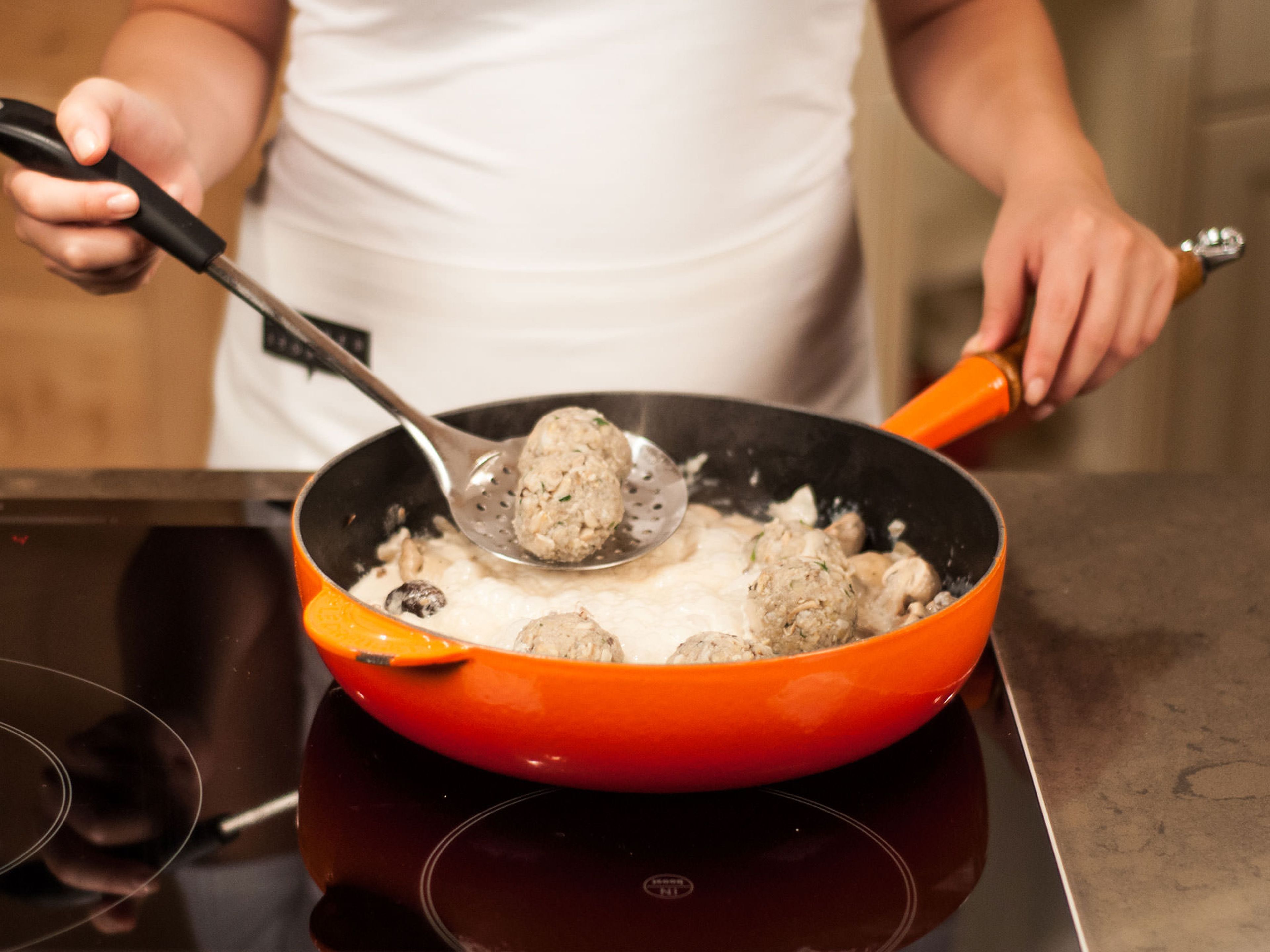 Pilz-Linsen-Bällchen hinzugeben, mit Soße bedecken und ca. 3 – 5 Min. köcheln lassen, bis sie in der Mitte heiß sind. Petersilie vorsichtig unterheben und direkt servieren. Guten Appetit!