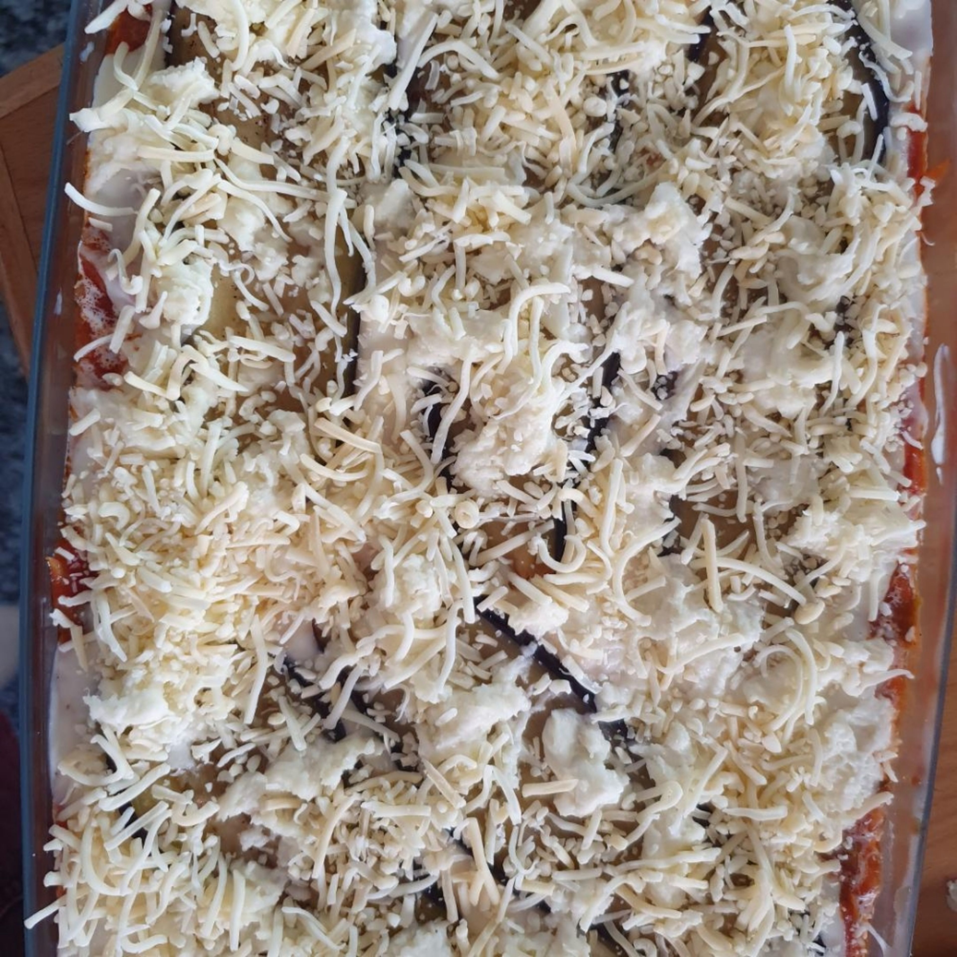 Mozzarella zupfen und mit dem Käse auf der Lasagne verteilen. Bei 190°C ca 45 Min. goldbraun backen.