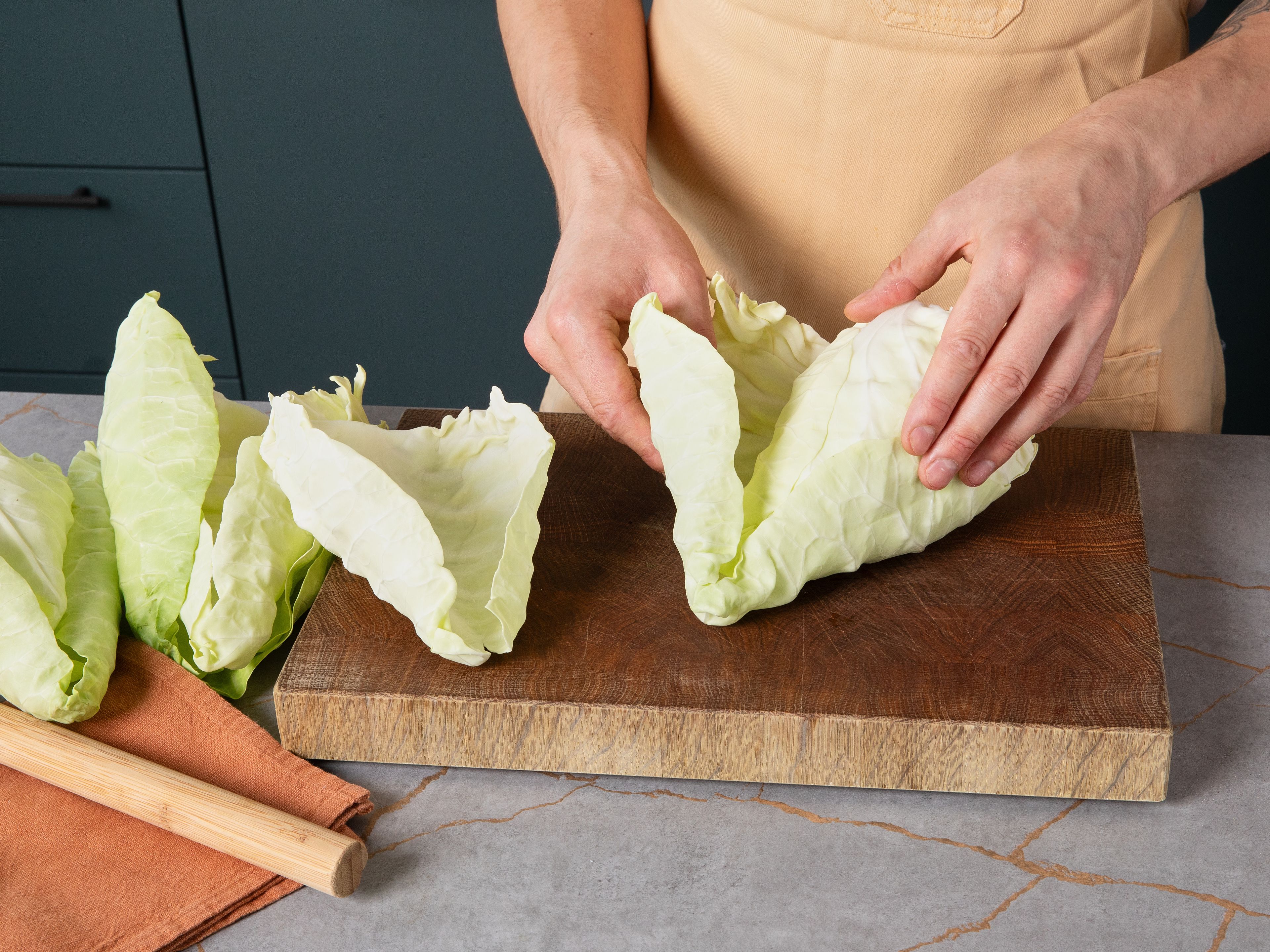 Backofen auf 180 °C Umluft vorheizen. Je ein Blatt pro Roulade Blätter vom Kohl ablösen, flach rollen und in kochendem Salzwasser ca. 1–2 Min. blanchieren. Sofort in Eiswasser abschrecken und gut abtropfen lassen.