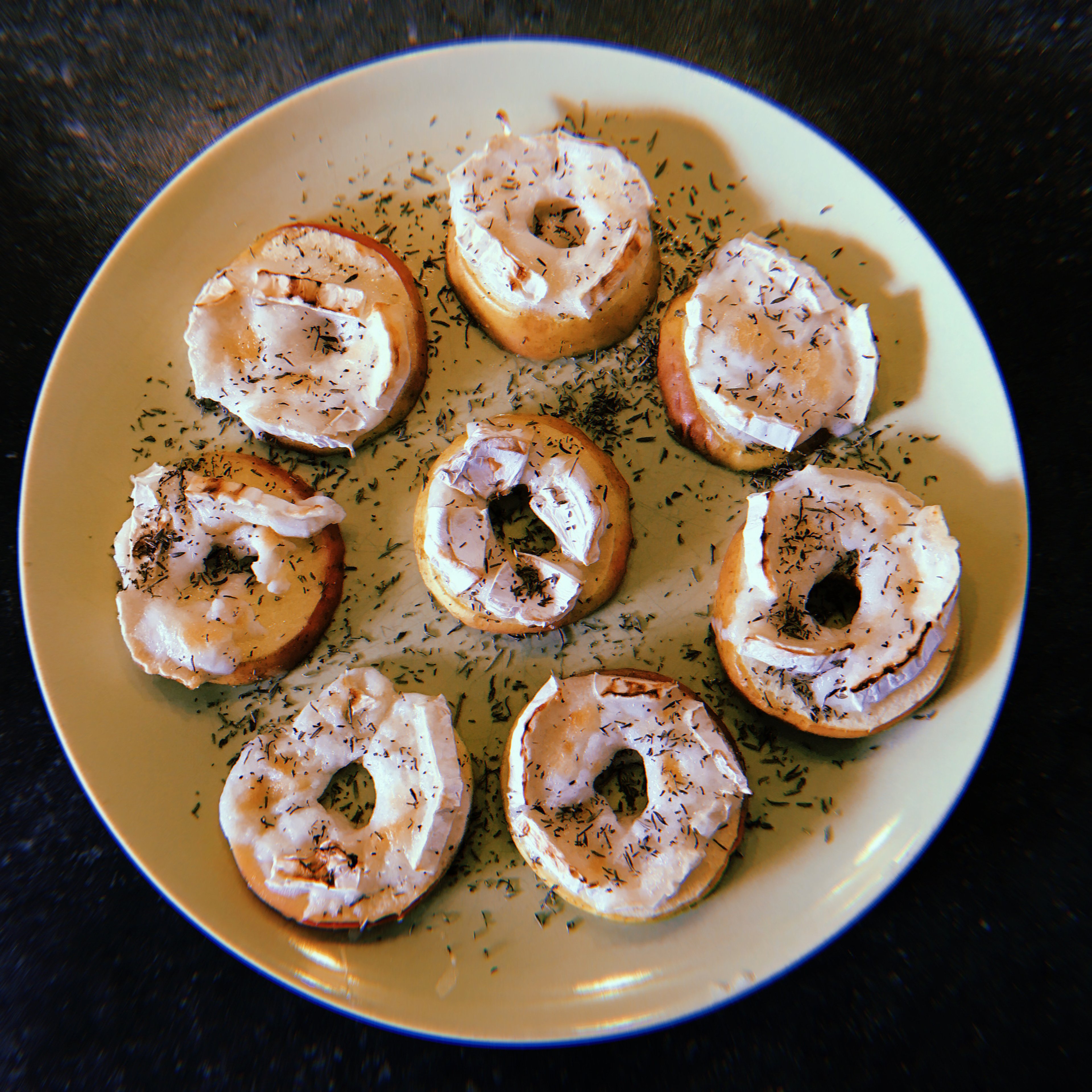 Gebackener Apfel mit Ziegenkäse