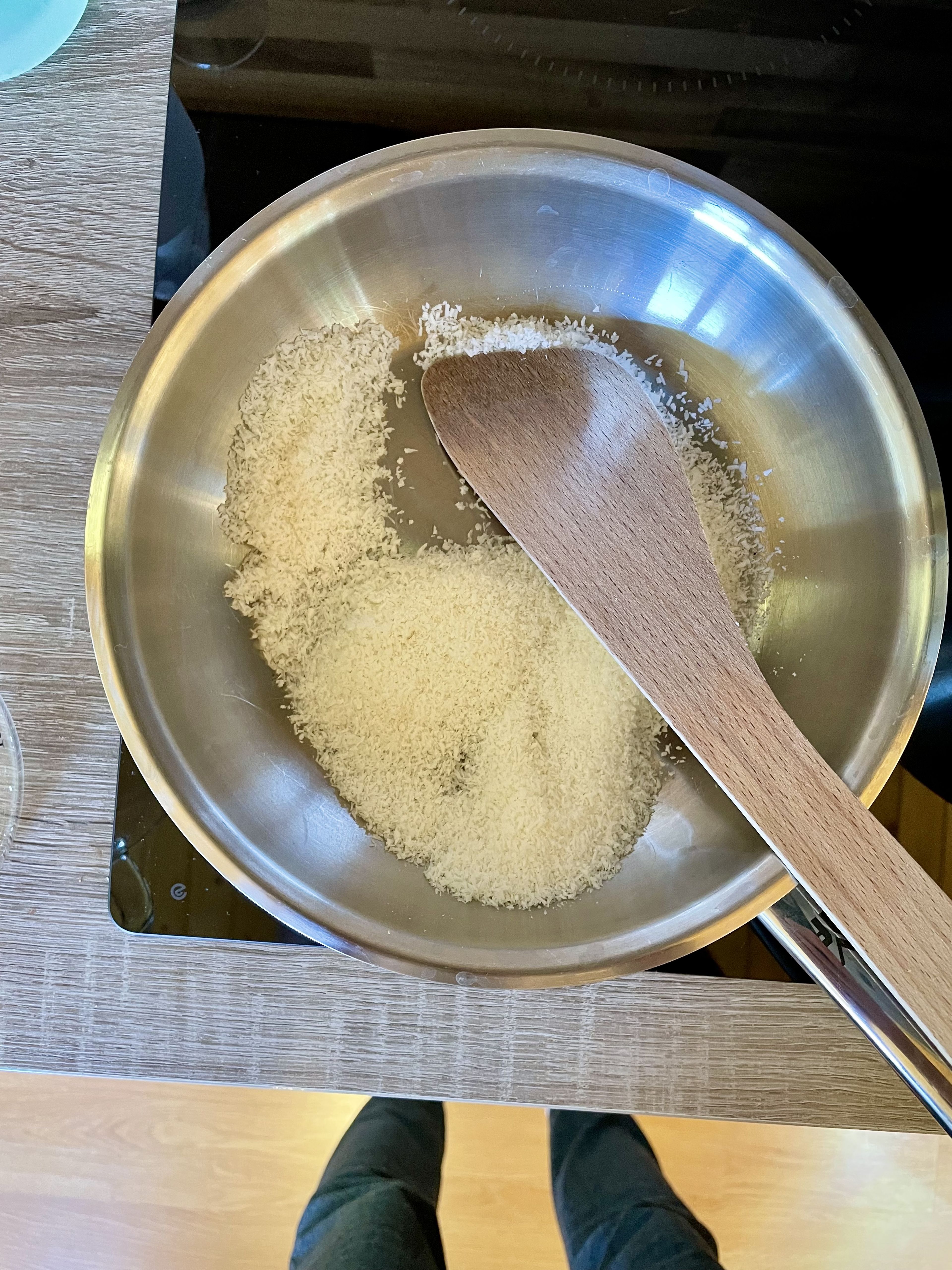 Kokosraspeln goldgelb rösten und abkühlen lassen.