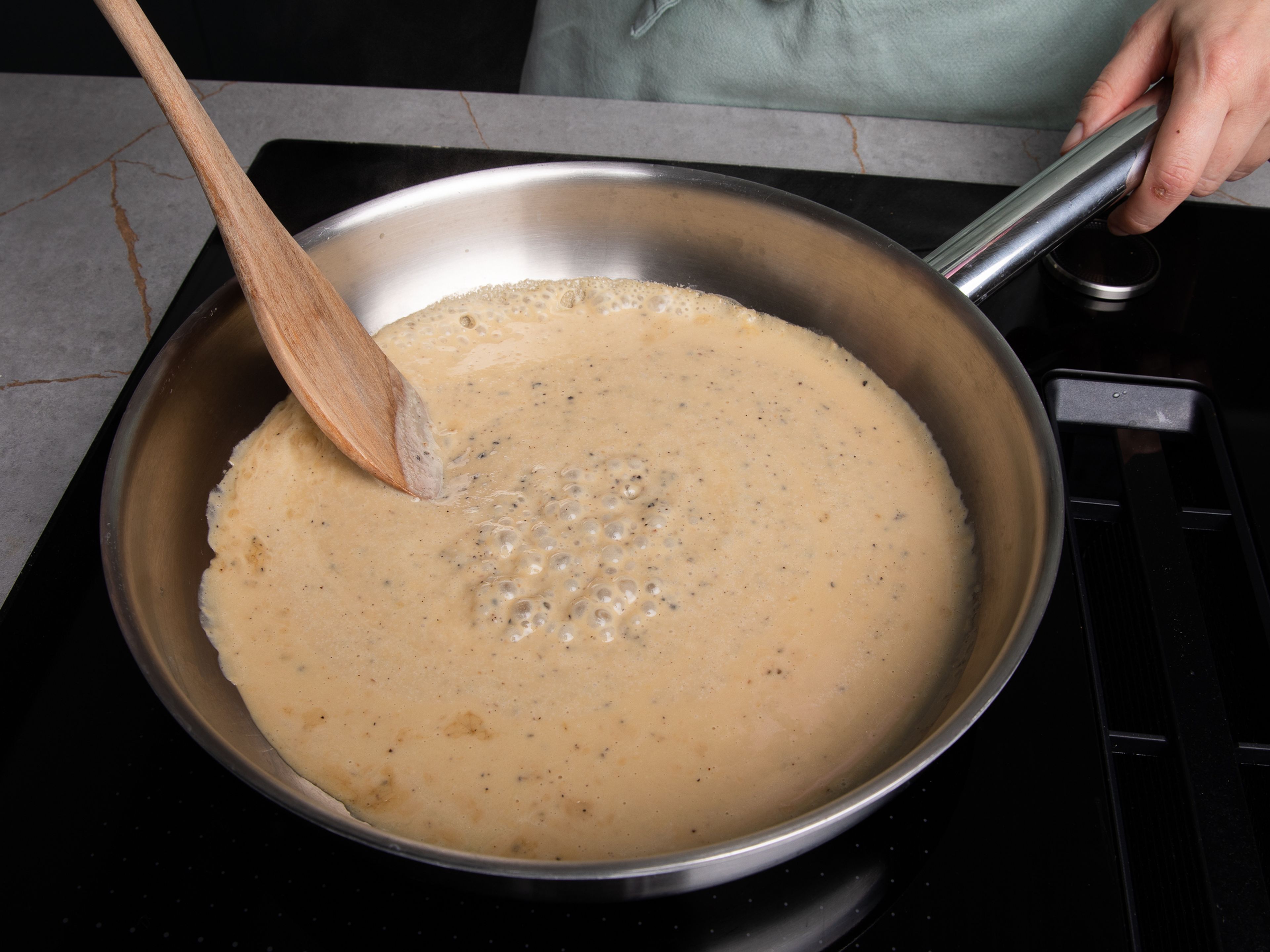 Heat olive oil in a large skillet , add about ¾ of the crushed pepper, fry over medium-high heat for approx. 1–2 min., stirring constantly. Add cashew butter mixture and the pasta water, mix well and simmer for approx. 1–2 min.