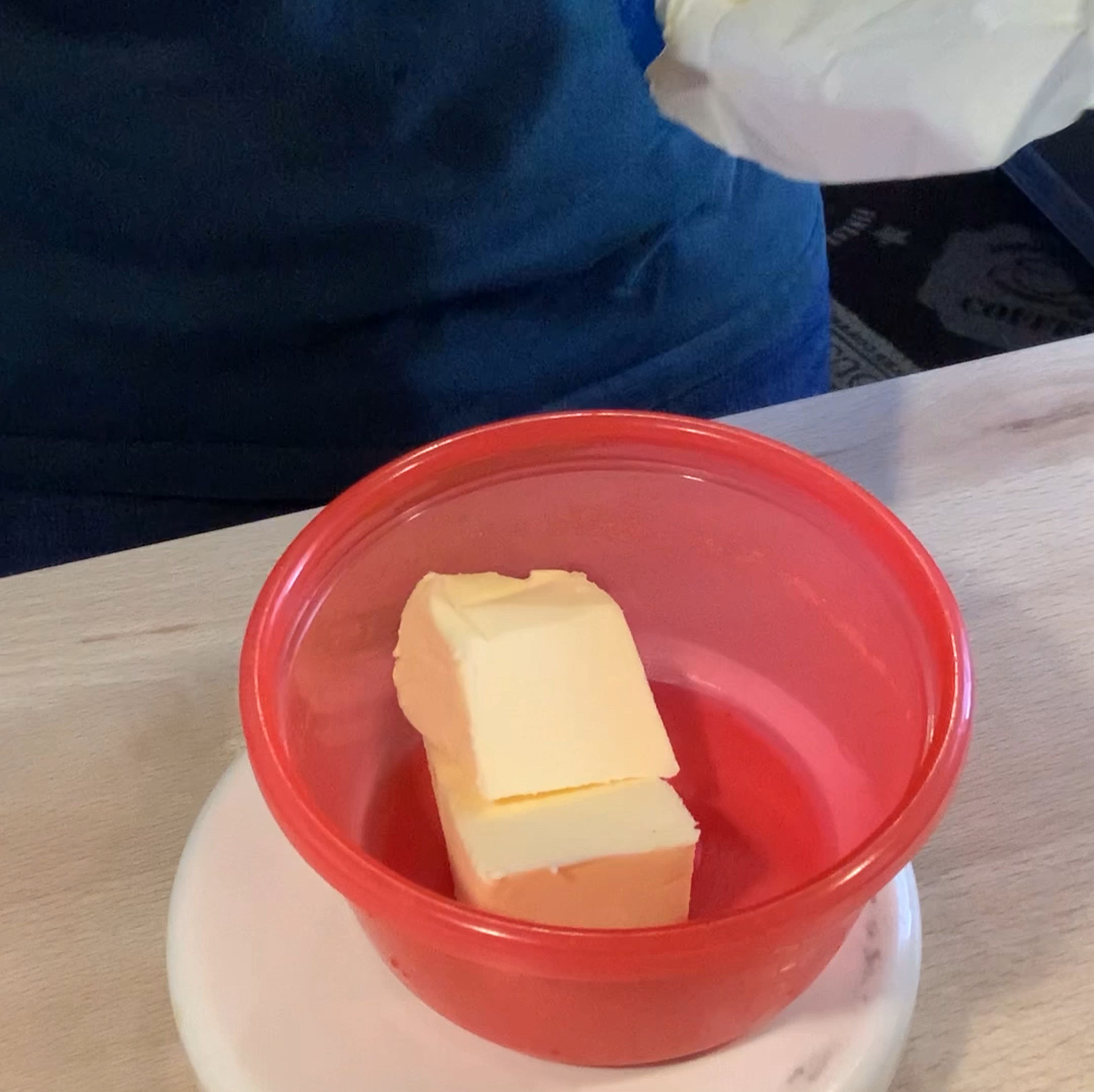 Butter abwiegen und in der Mikrowelle schmelzen lassen