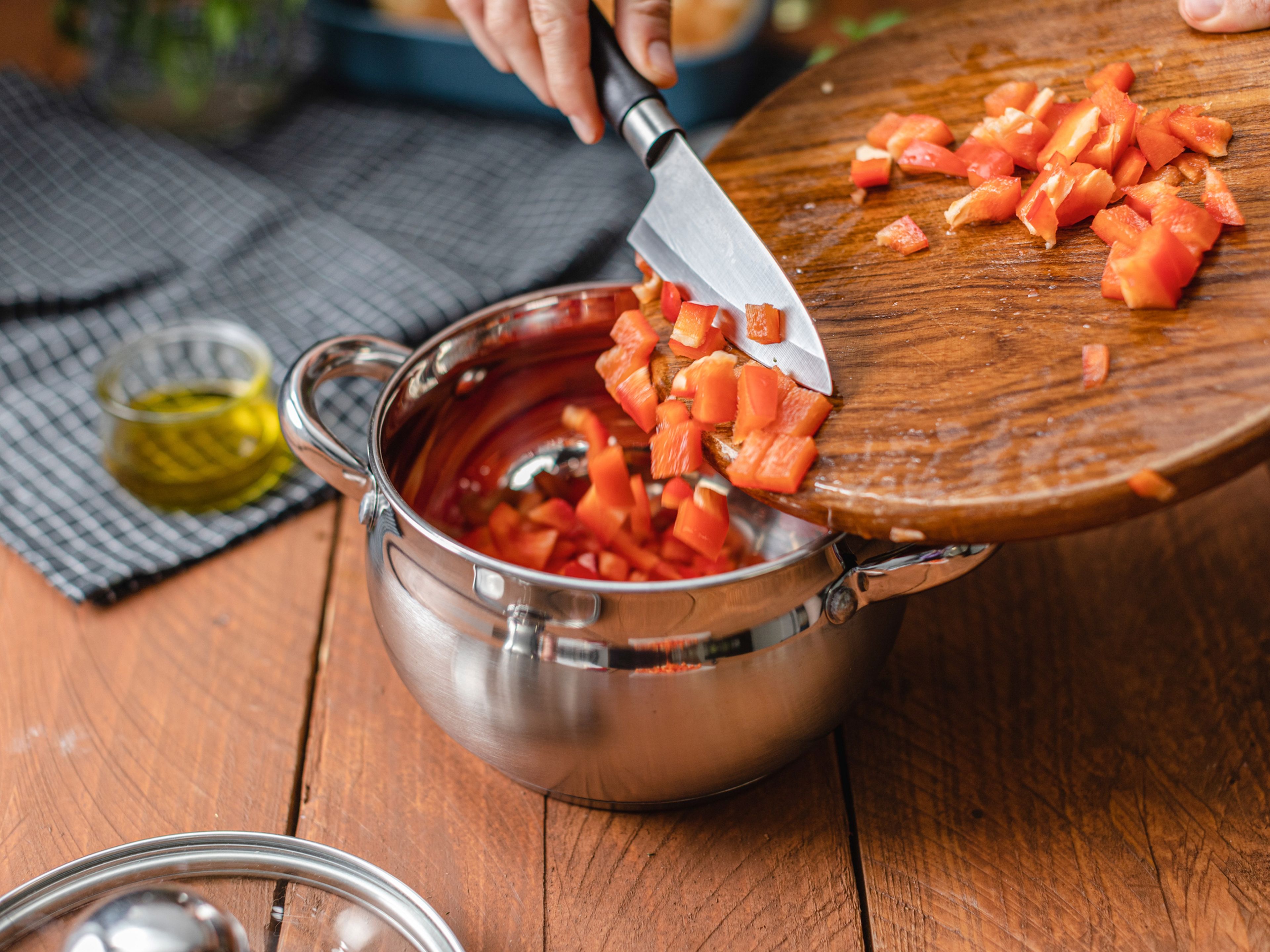 Die Paprika grob schneiden und mit Essig, Wasser, Zucker und fein gehackter Chili aufkochen. Anschließend für 40 Minuten zugedeckt köcheln lassen.