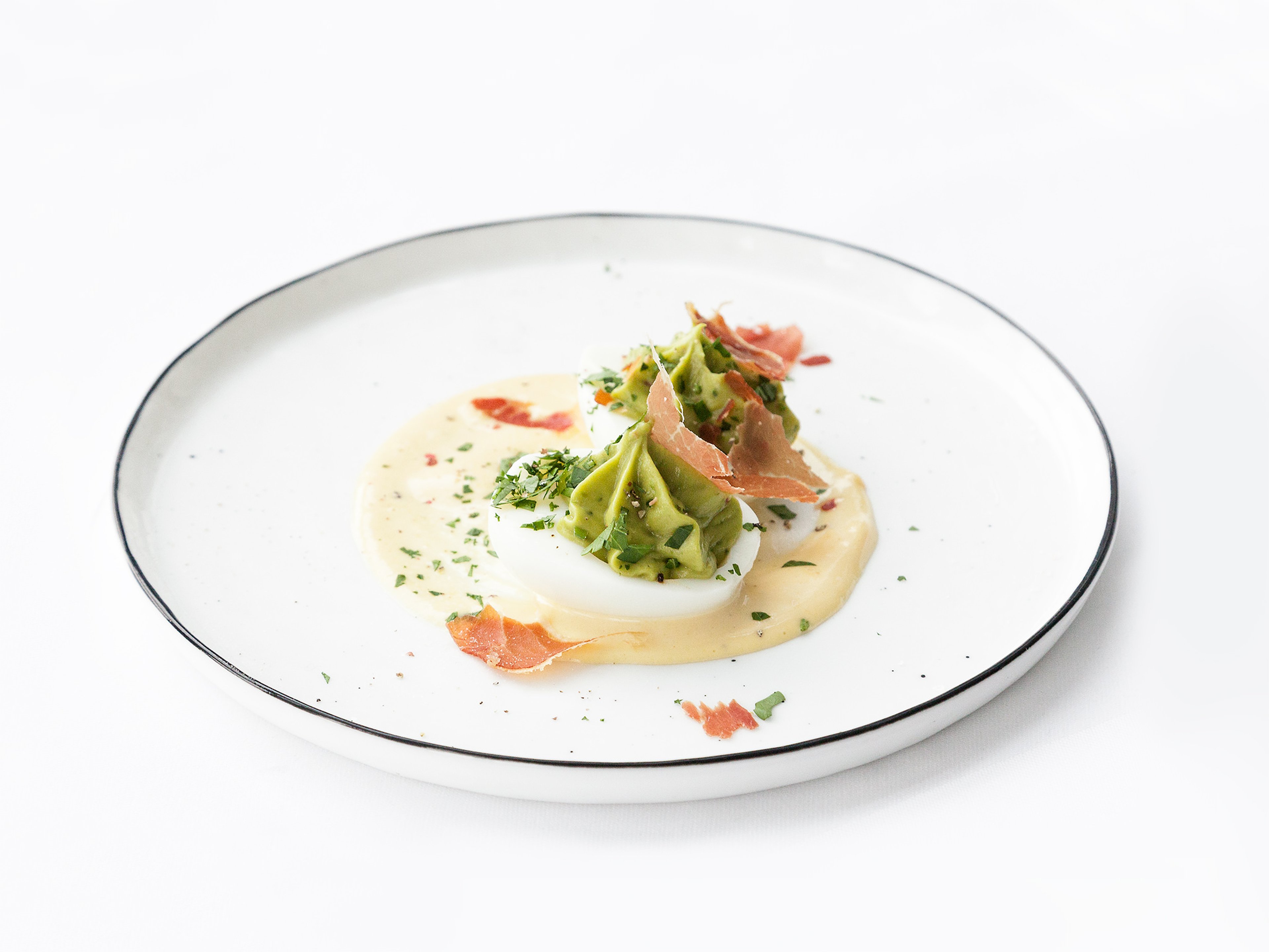 Russische Eier mit Avocadocreme und Prosciutto