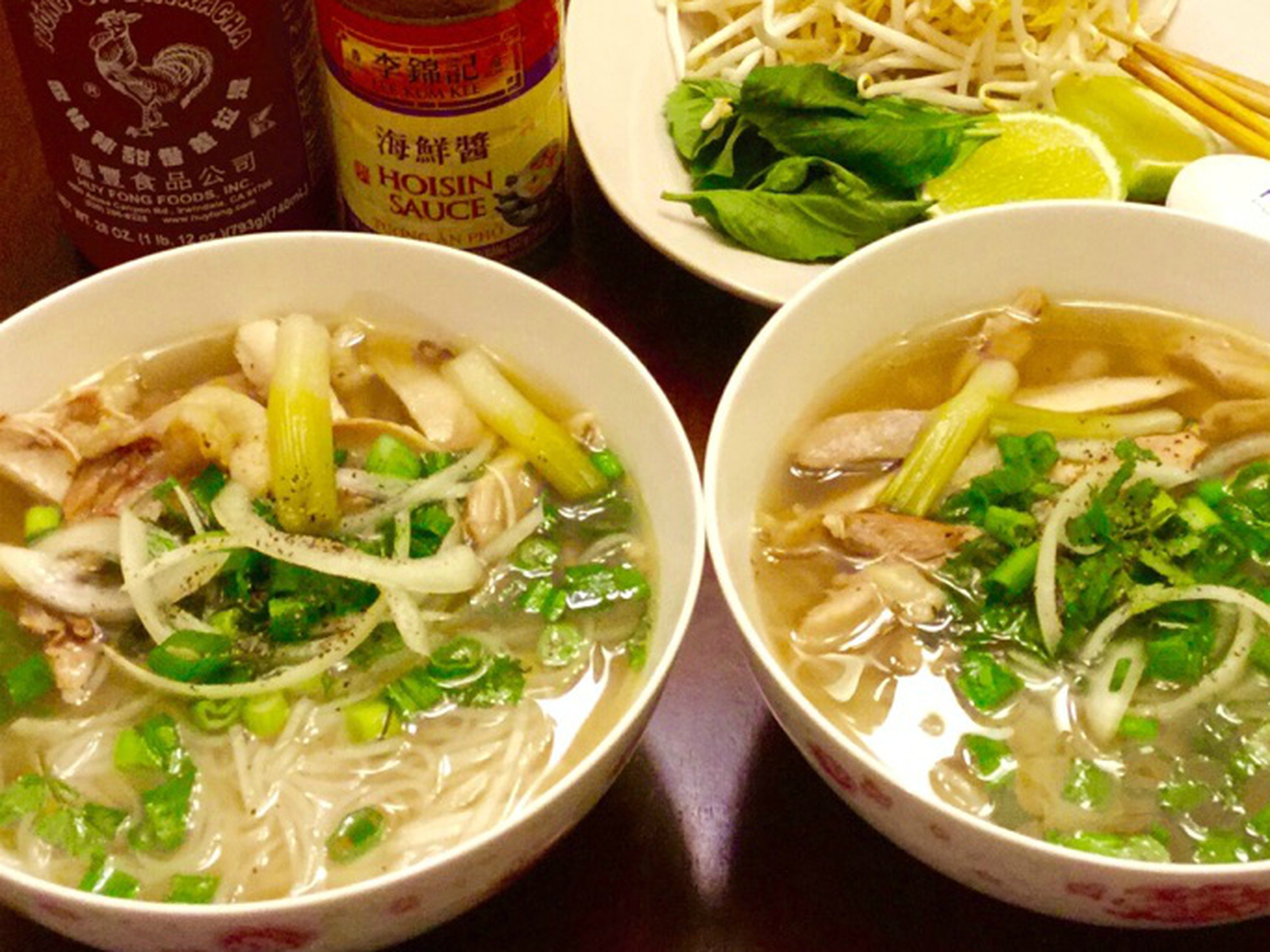 Vietnamesische Nudelsuppe mit Hühnchen