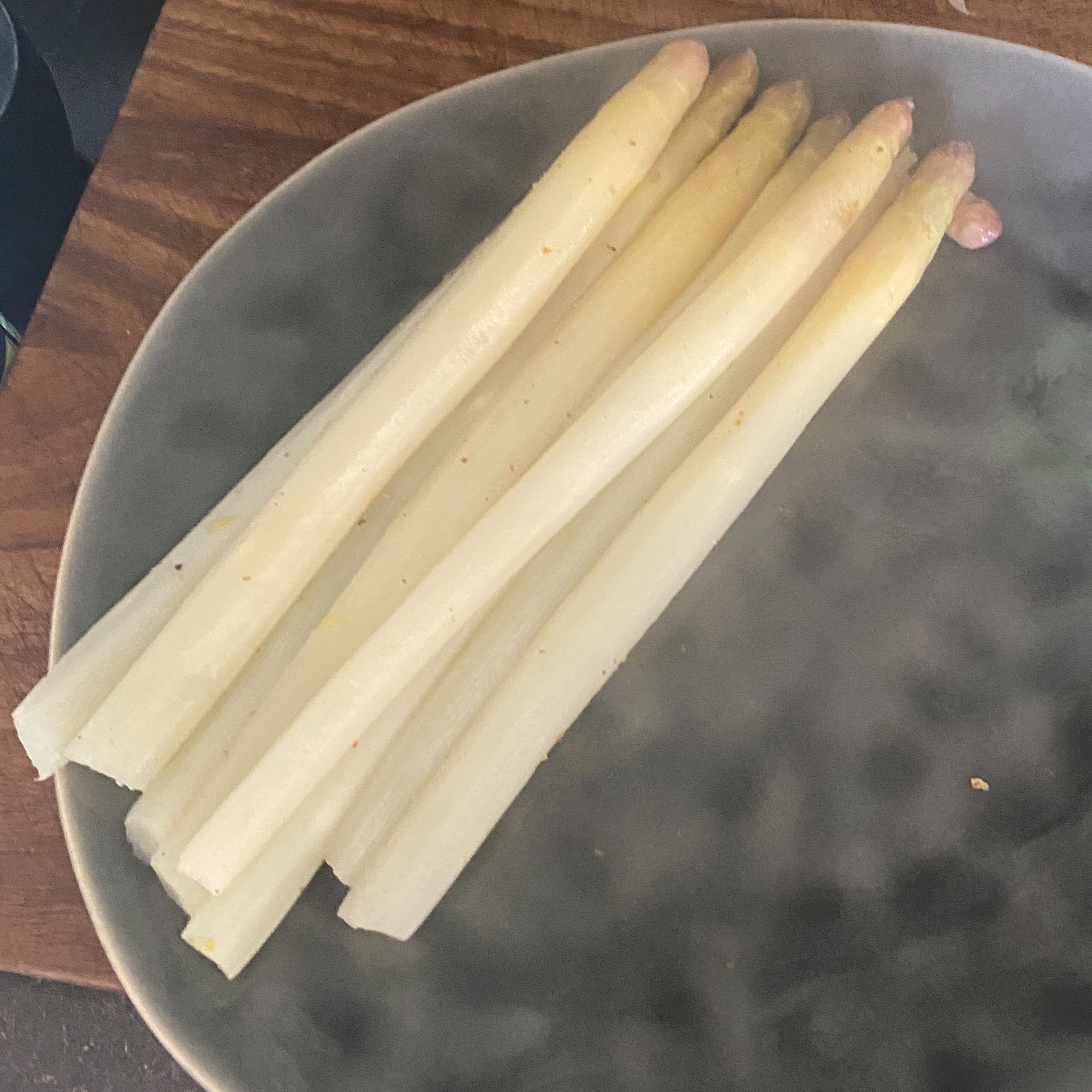 Den Spargel aus dem Päckchen holen und eventuell ausgetretene Flüssigkeit über den Spargel gießen. Jetzt kann der Spargel mit den Beilagen nach Wahl serviert werden￼. Bei uns waren es Kartoffeln mit Sauce Hollondaise und ein Stück Iberico mit Bärlauchbutter. 