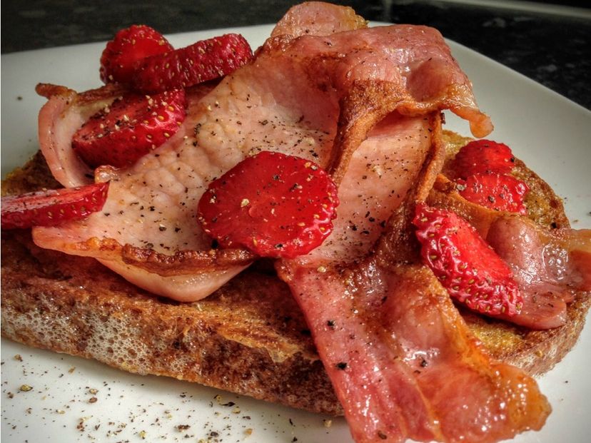 French toast with strawberries and bacon