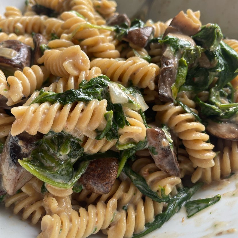 Nudeln mit Spinat-Pilz-Rahmsauce | Rezept | Kitchen Stories