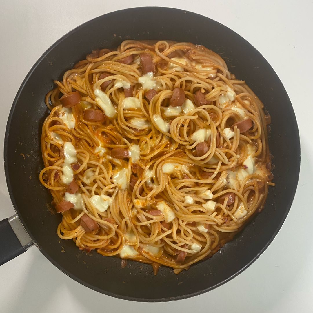 Spaghetti mit Frankfurtern in einer Rotwein Sauce