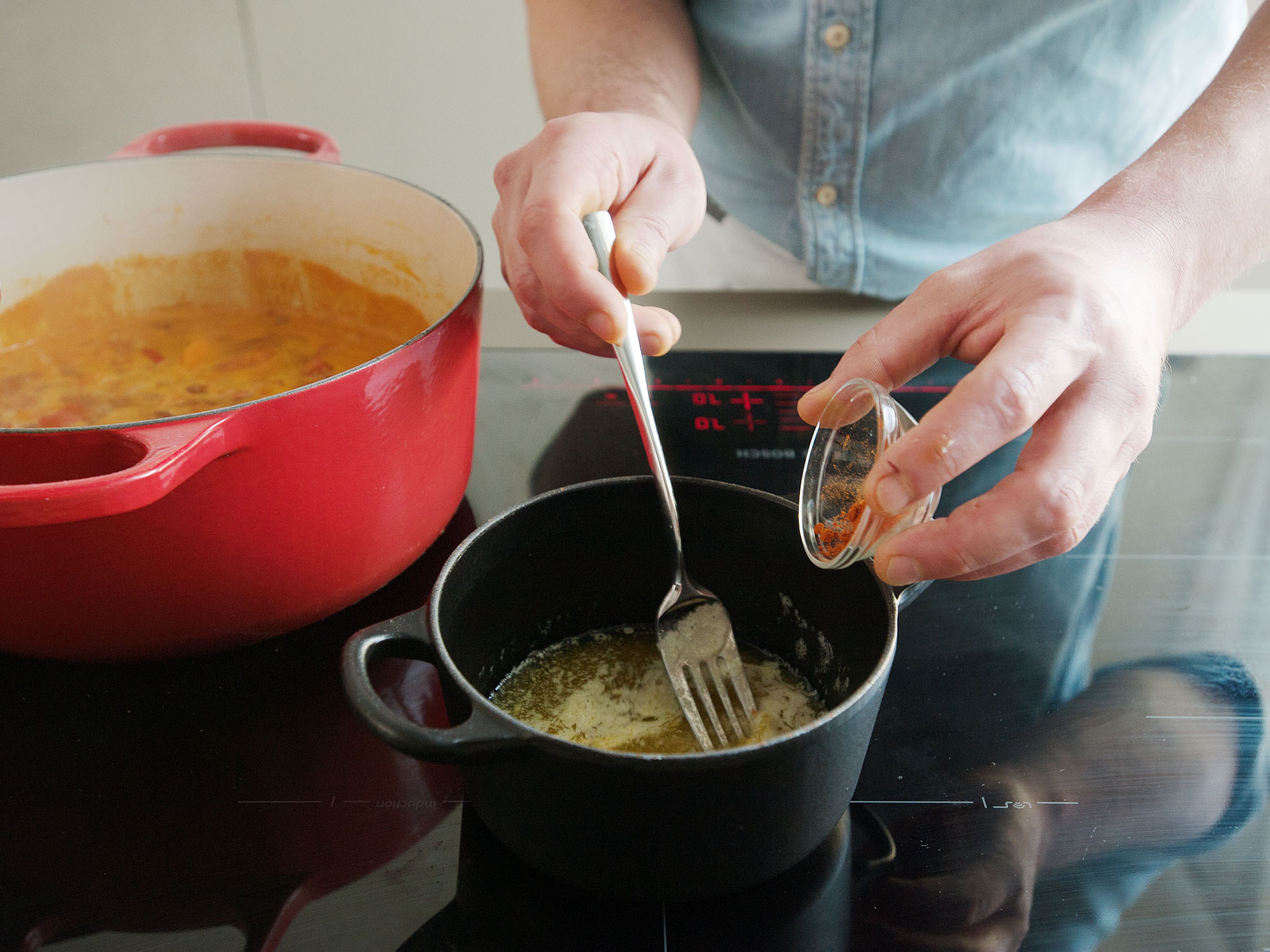 Die restliche Butter in einem kleinen Topf erhitzen und bei mittlerer bis niedriger Temperatur schmelzen und das restliche Paprikapulver hinzufügen. Verrühren und beiseitestellen.