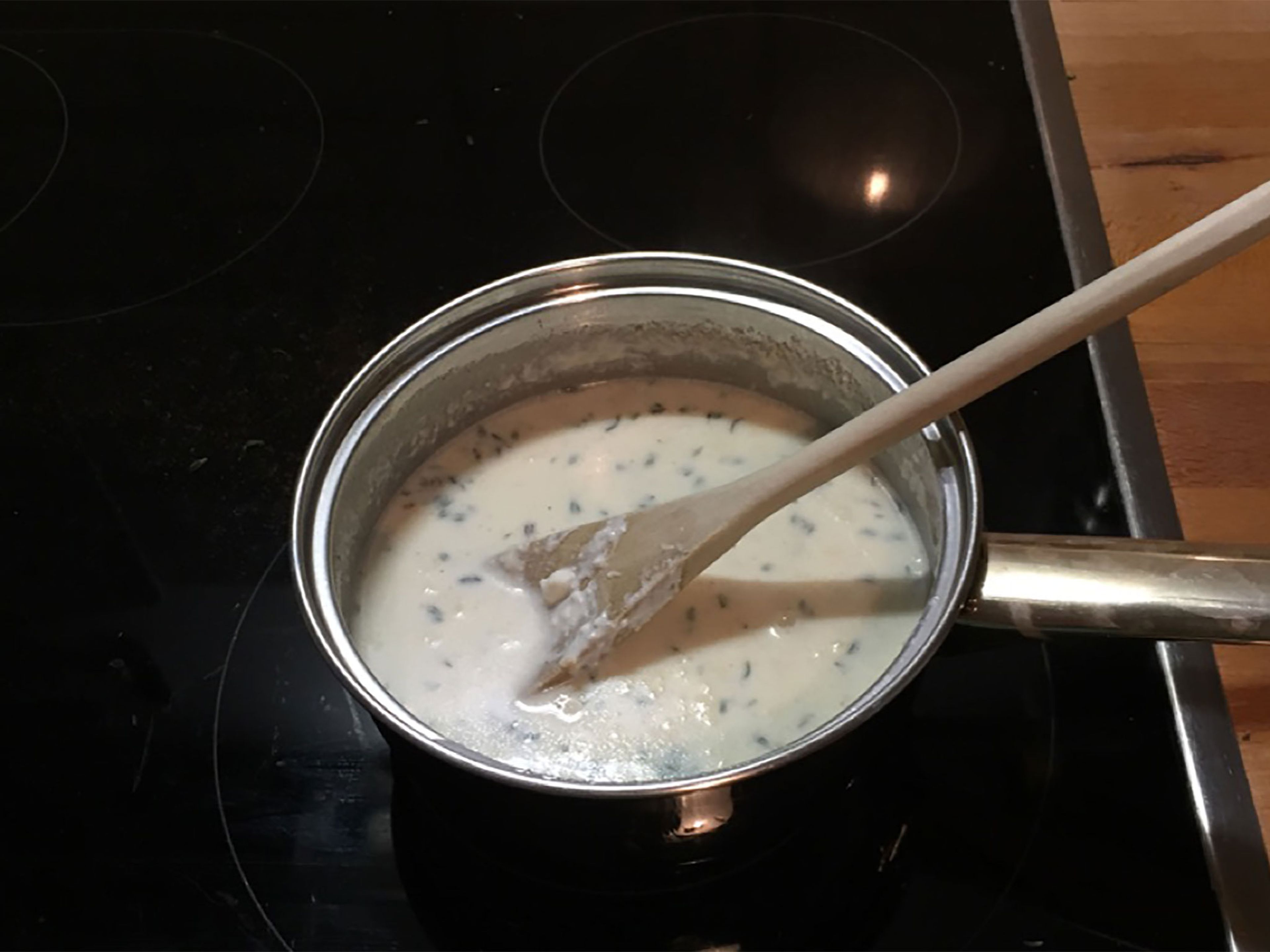 Den Knoblauch fein hacken (pressen) und mit der Milch, Muskatnuss, Thymian aufkochen.