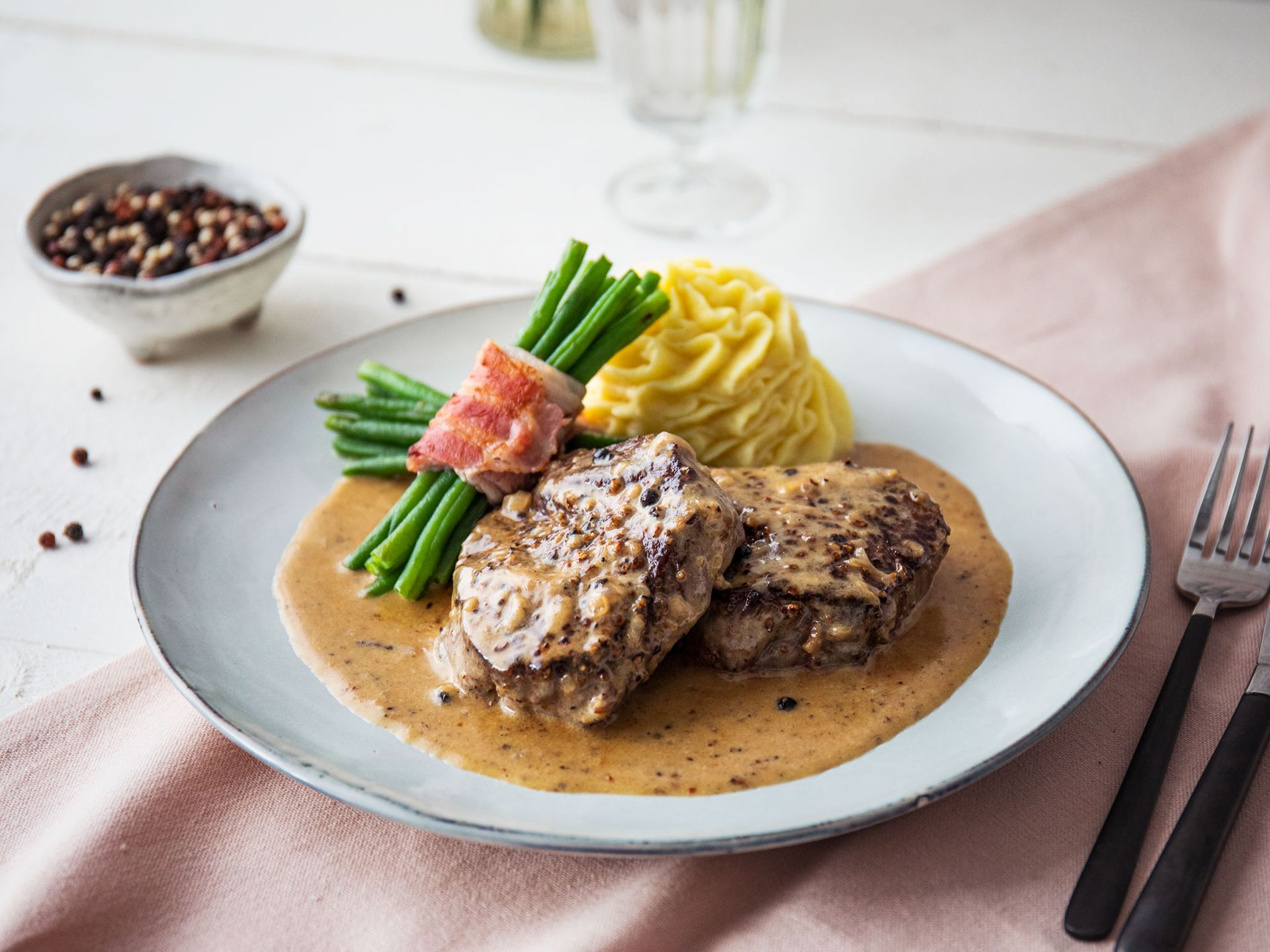 Klassisches Steak au poivre (Französisches Pfeffersteak) mit ...