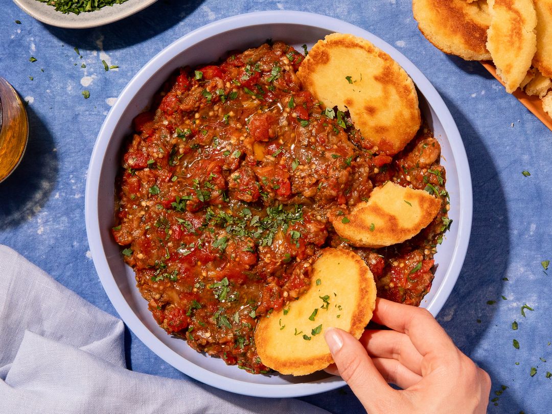 Marokkanischer Zaalouk mit Grießbrot (Auberginen-Tomaten-Salat)