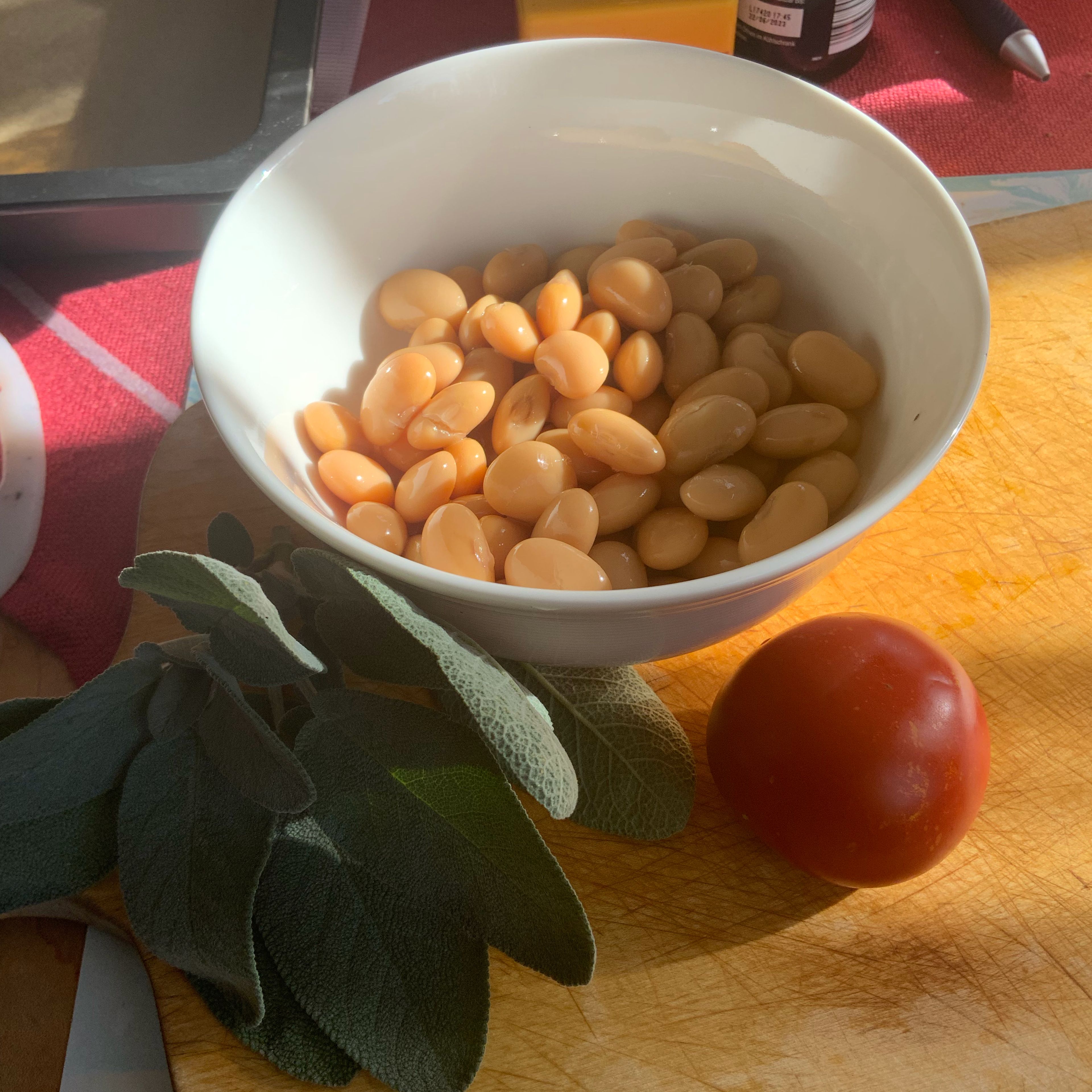 Jetzt kommt was, das Italiener und ich besonders lieben. Weiße Bohnen mit Salbei und Tomaten. (Fagioli all´uccelletto ) …. lecker.