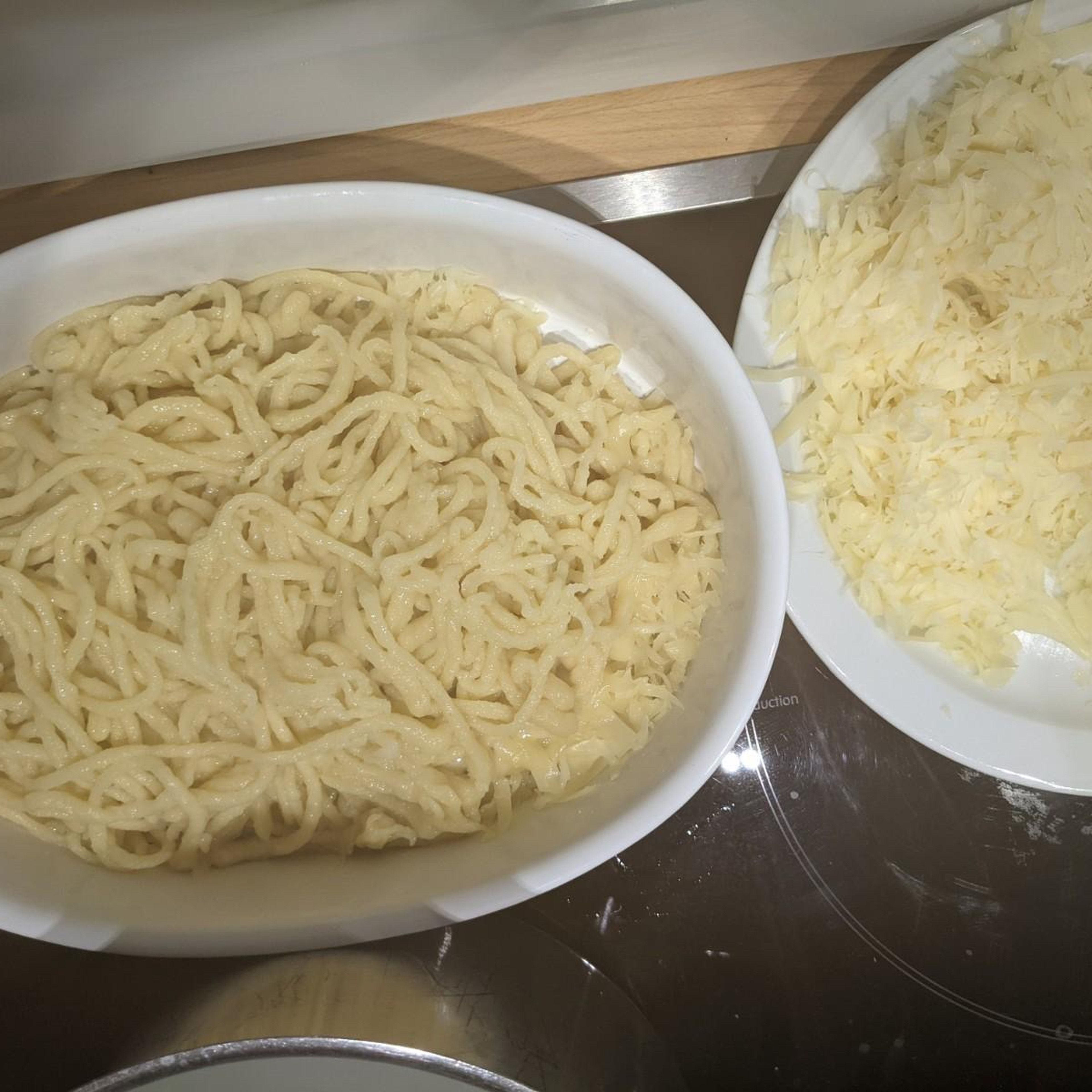 Nimm nun mit einem Löffel￼ den Teig aus der Schüssel und fülle ihn in den Spätzleschwob. Lasse noch einen Daumenbreit Platz im Spätzleschwob. Lasse dann das Wasser aufkochen und fülle den Inhalt des Spätzleschwobs in den Topf. Lasse das Wasser kurz aufschäumen und drehe dann die Hitze herunter. Hohle dann mit einem Sieb oder einem wasserdurchlässige im Gegenstand die Spätzle aus der Schüssel und lege diese in eine￼ Auflaufform. Nimm dann Käse und lege diesen über die Spätzle.