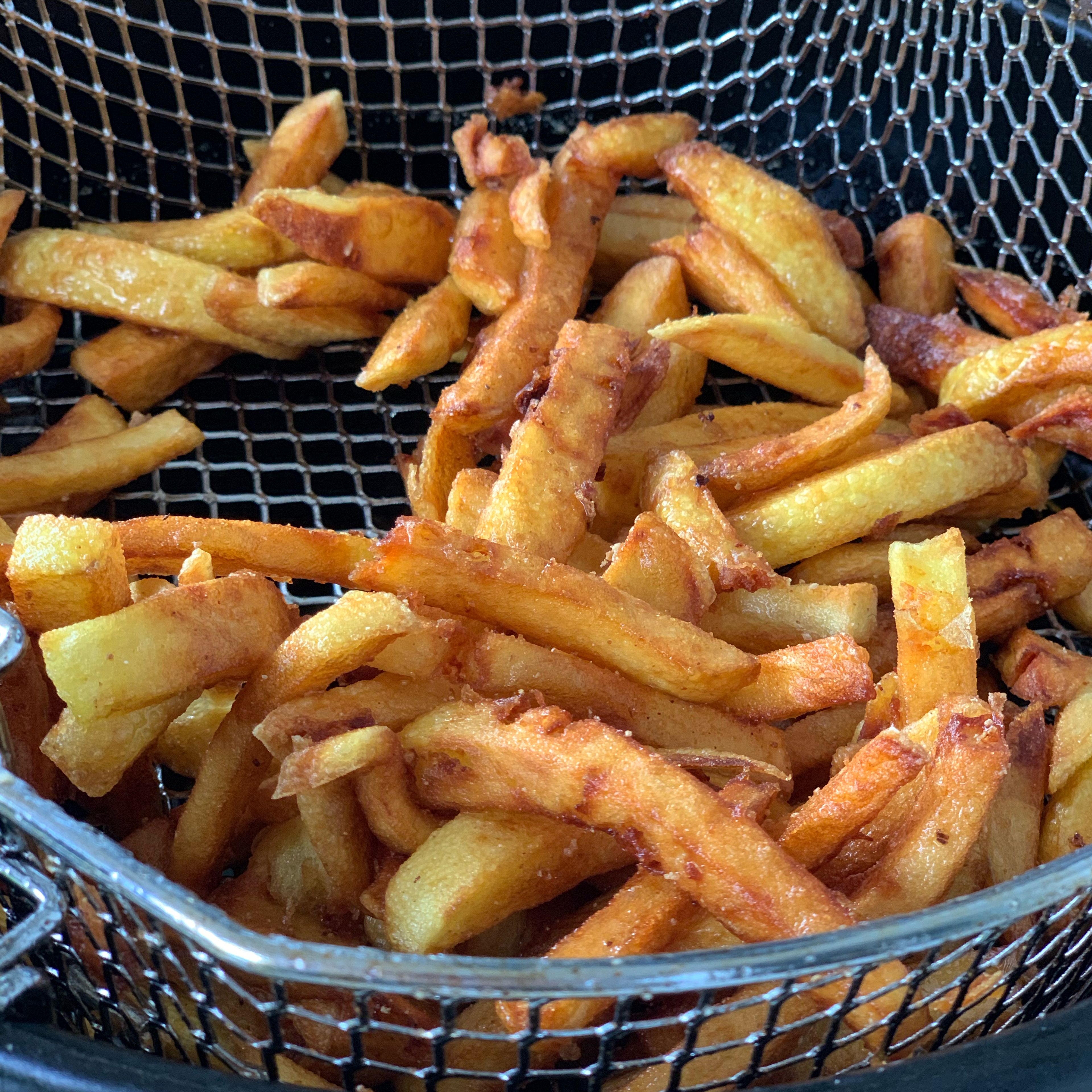 Zuletzt die Pommes mit Salz bestreuen. Guten Appetit!