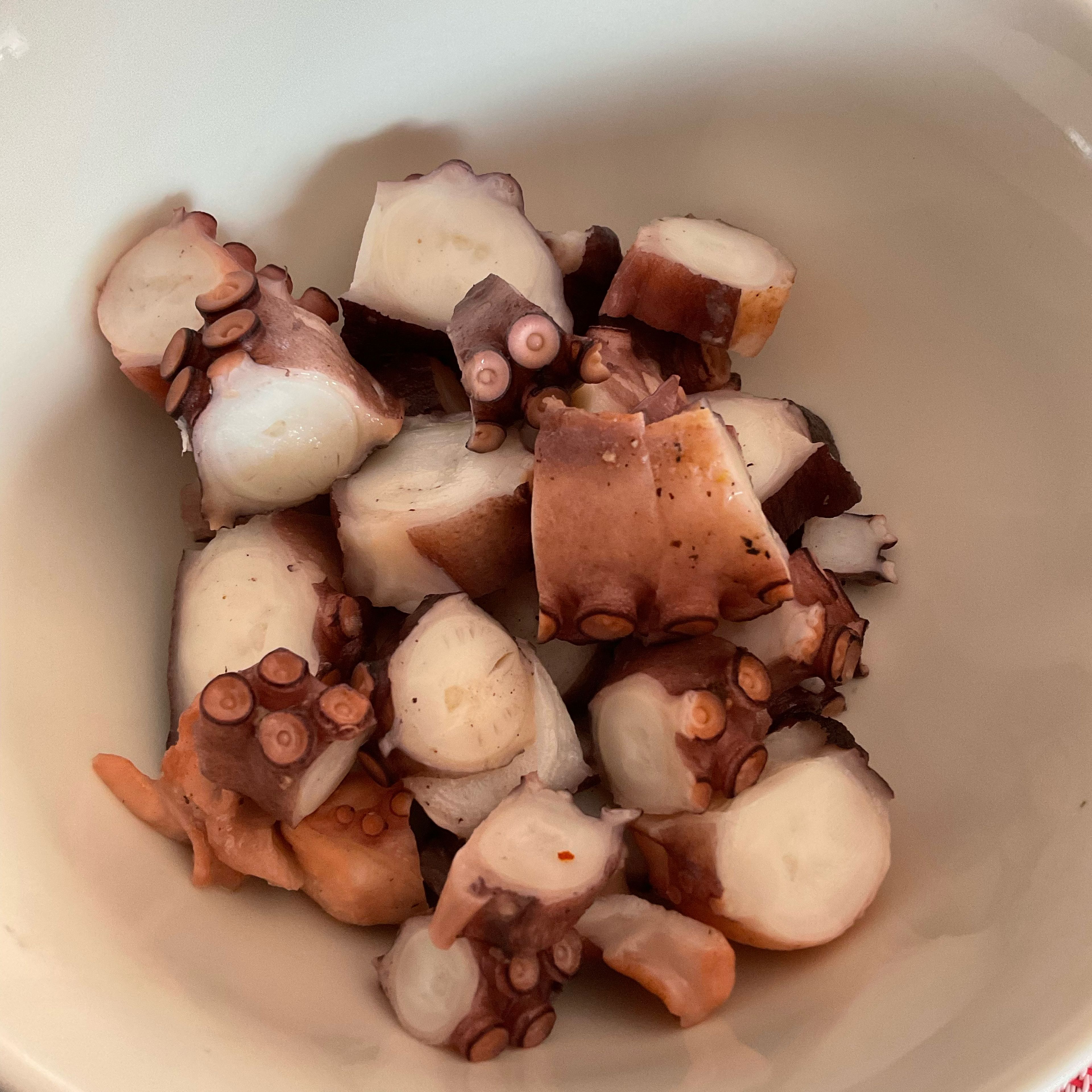 Zwischendurch den erkalteten Pulpo in mundgerechte Stücke schneiden. Wer mag ca. 1/4 davon für einen kleinen Meeresfrüchtesalat abzweigen.