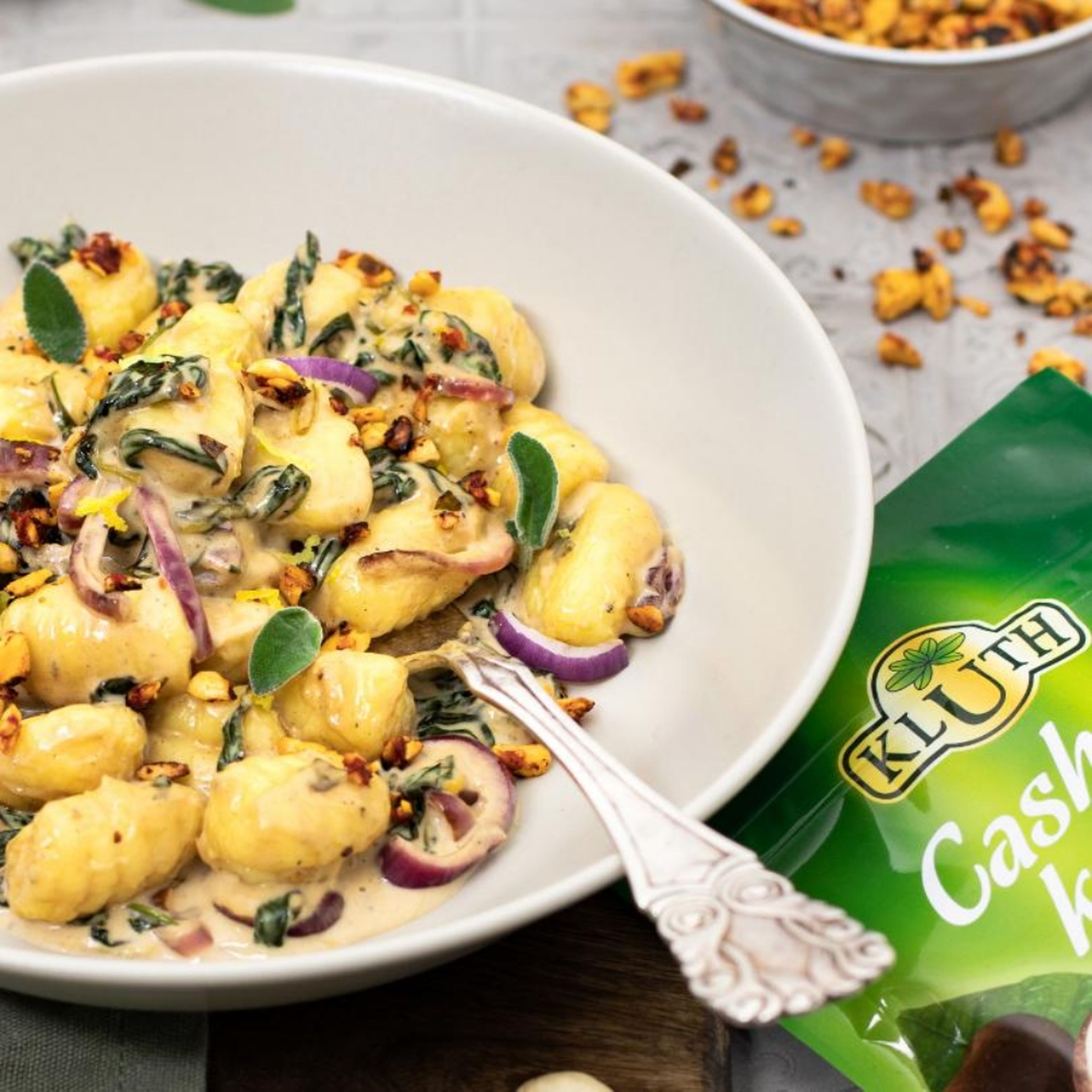 Gnocchi mit Spinat-Gorgonzola-Soße und Cashew-Crunch