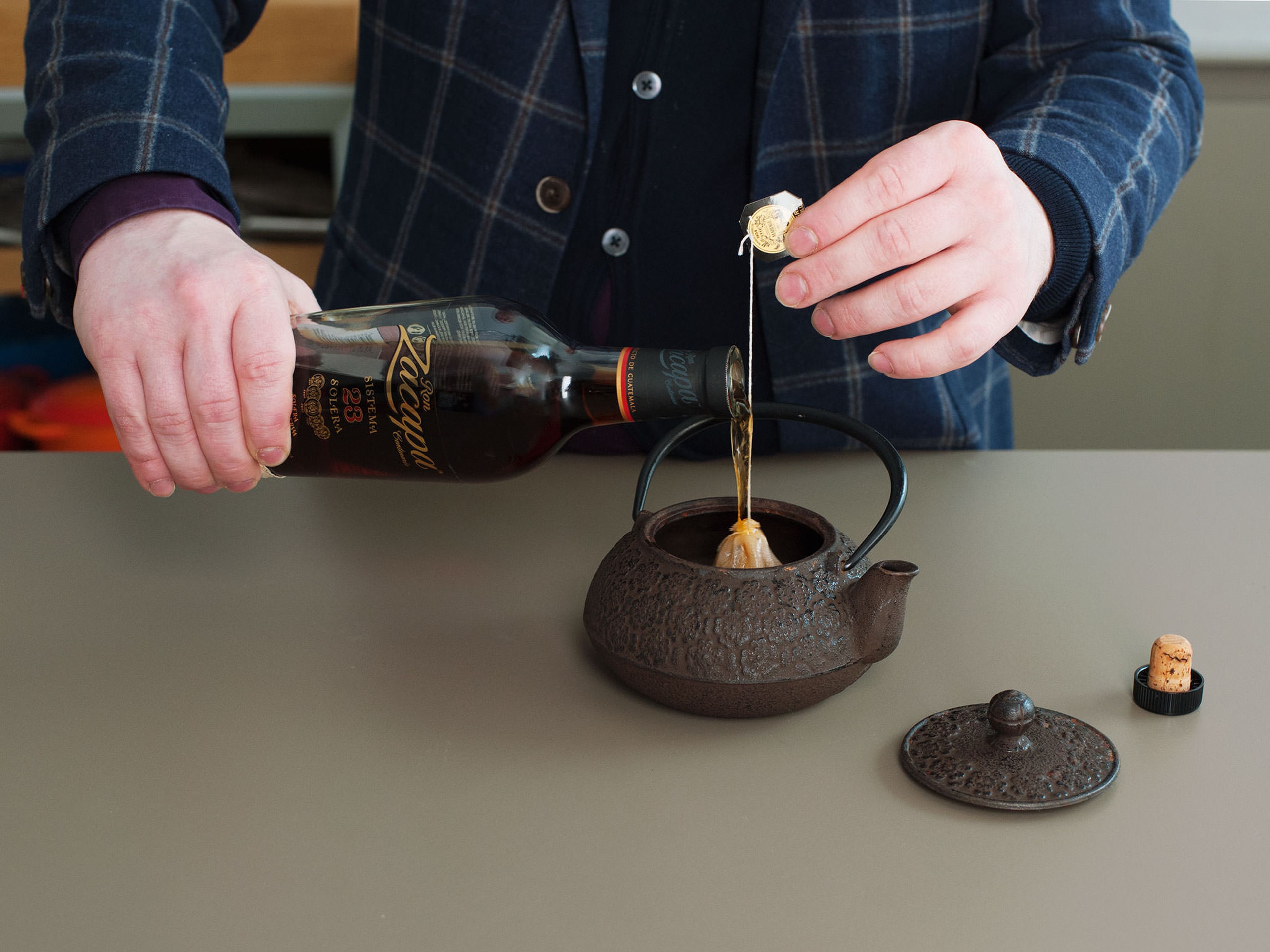 Tee mit Rum übergießen und ca. 3 – 5 Min. ziehen lassen.