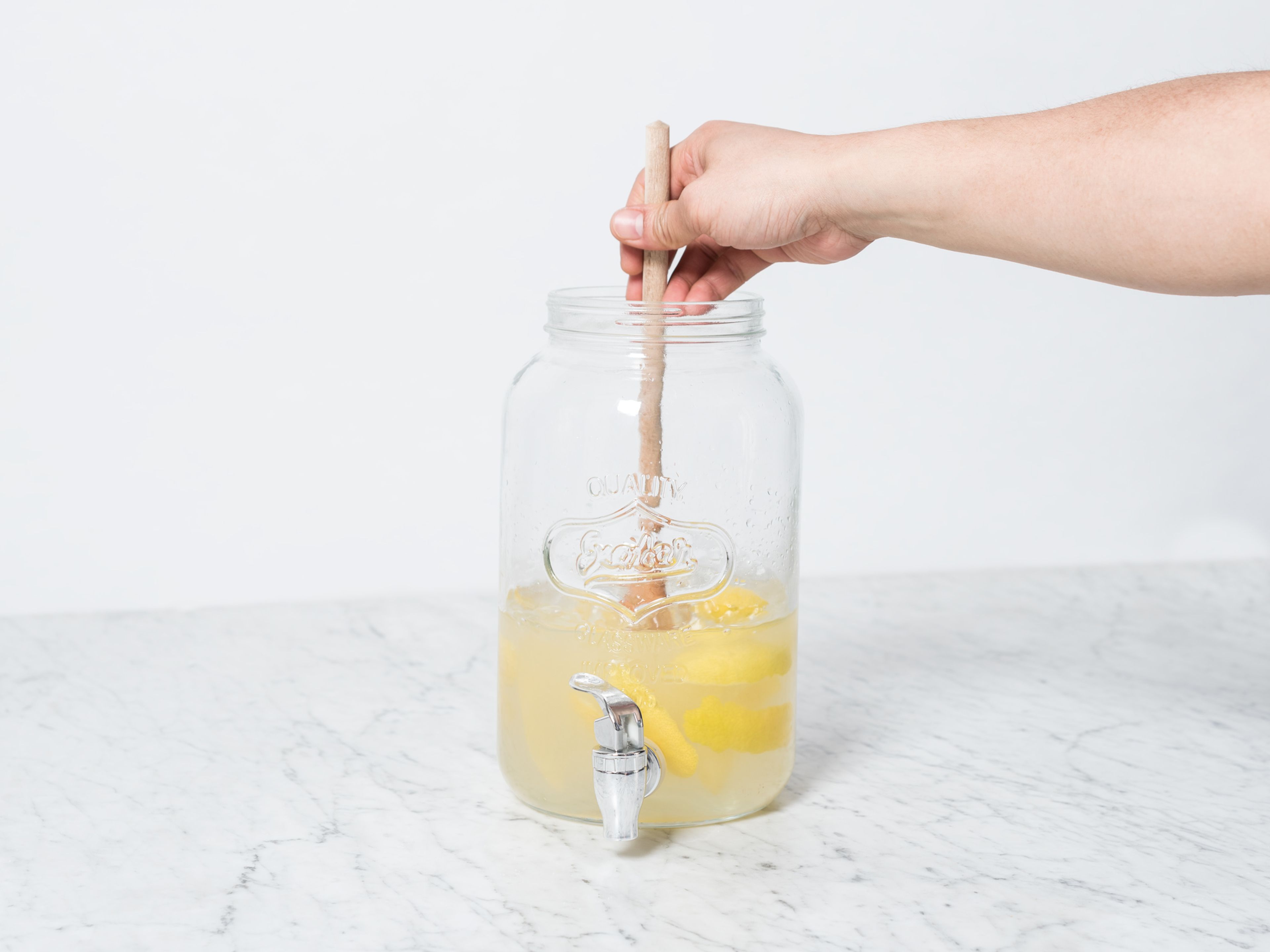 Zitronensaft und Wasser hinzugeben und verrühren bis sich der Zucker aufgelöst hat. Falls gewünscht, durch ein Sieb filtern. Abkühlen lassen und in einem Longdrinkglas auf Eiswürfeln servieren. Portwein nach Geschmack dazugeben.