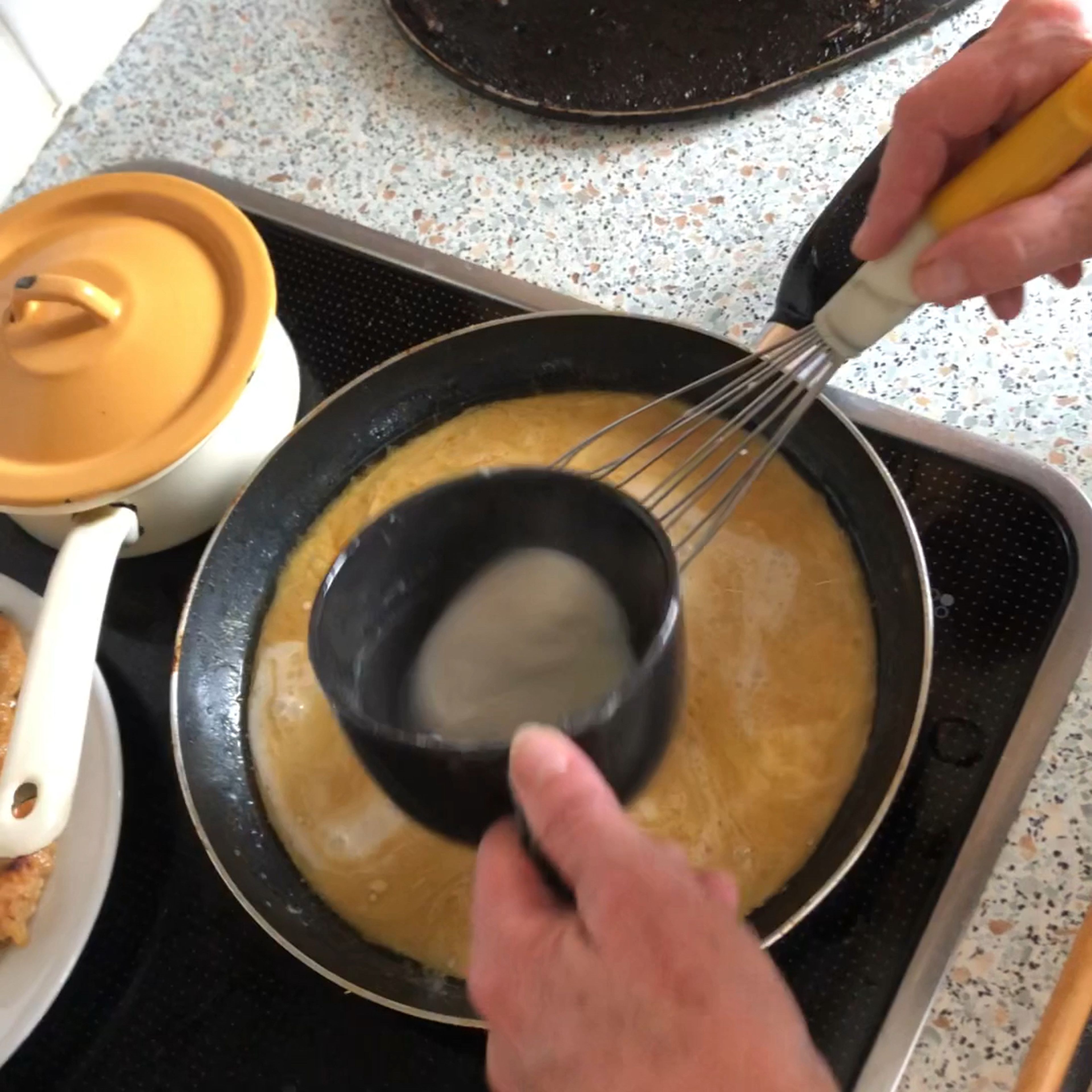 Jetzt wird das Mehl nach dem Rama Cremefine eingerührt bis es stockt (bei höherer Hitze stockt es schneller ). Man lässt die Soße aufkochen, kostet und würzt nach. Wenn man mehr Soße benötigt, kann man immer noch etwas Wasser zugeben, jedoch muss man gut umrühren. Vor dem Servieren die Schnitzel noch kurz in die Soße geben und nochmals abschmecken. Danach heißt es das Gericht zu genießen.