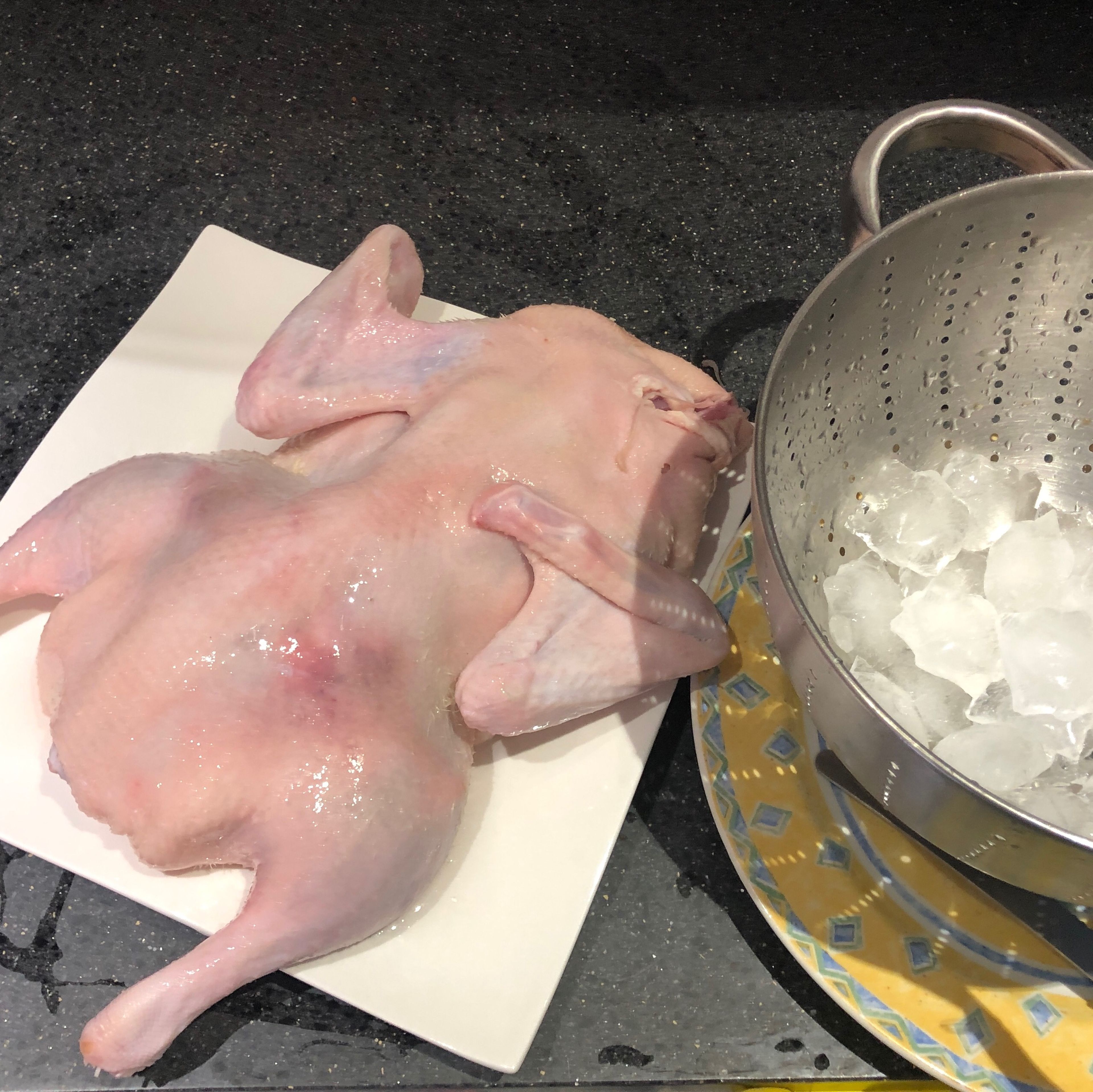 Clean the whole duck, and at the same time boil 1L water to rinse the skin of the duck twice, the put into ice cubes