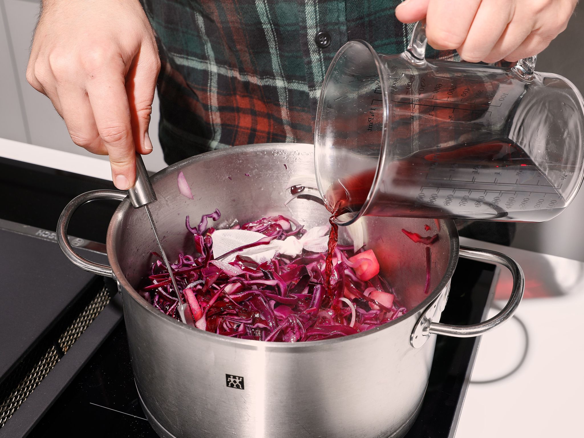 Klassischer Rotkohl mit Äpfeln | Rezept | Kitchen Stories