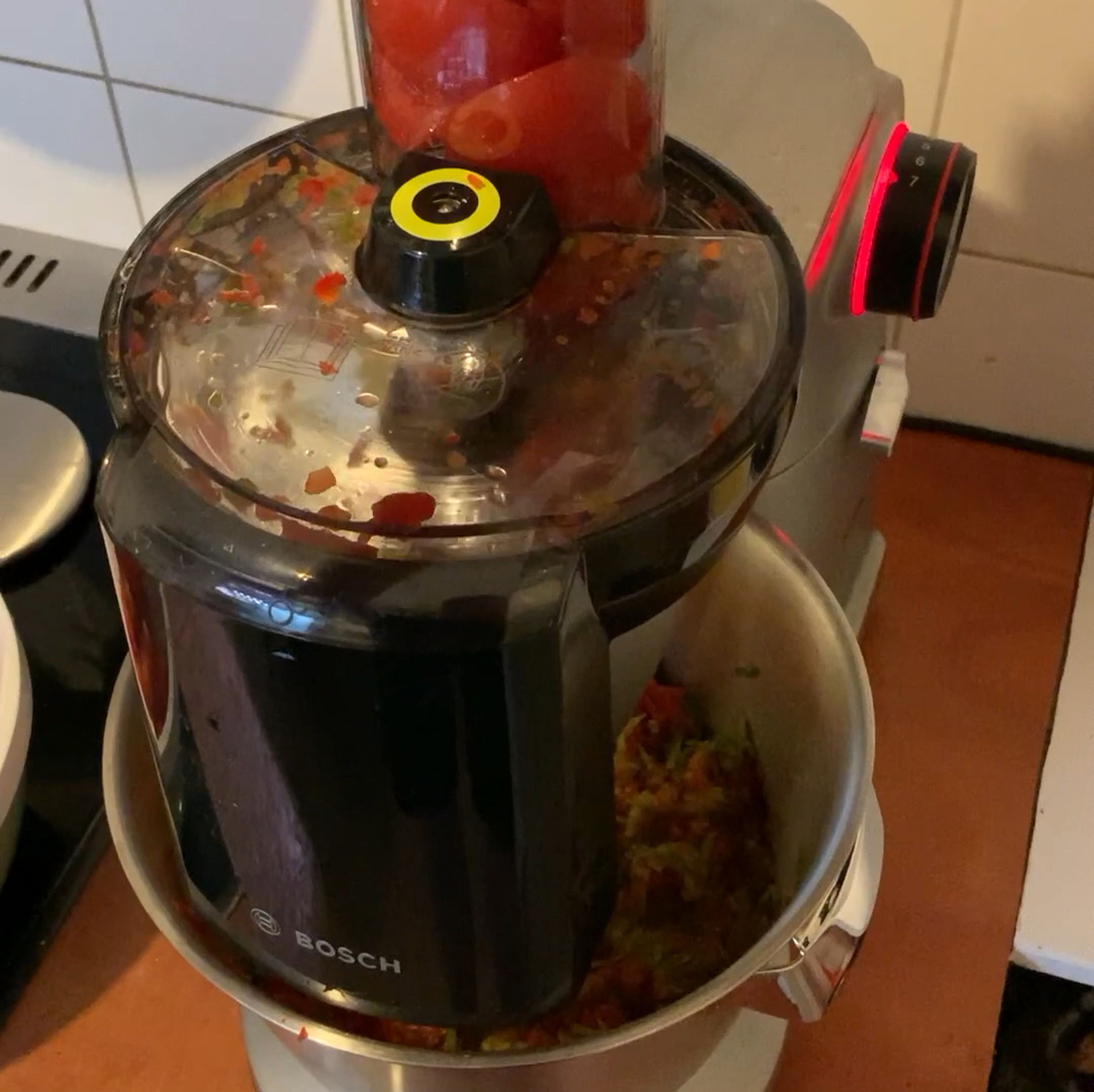 Die Tomaten, Paprika und Zwiebeln am besten Julienne schneiden, oder wie ich eine Julienne Schneidscheibe in der Küchenmaschine verwenden.