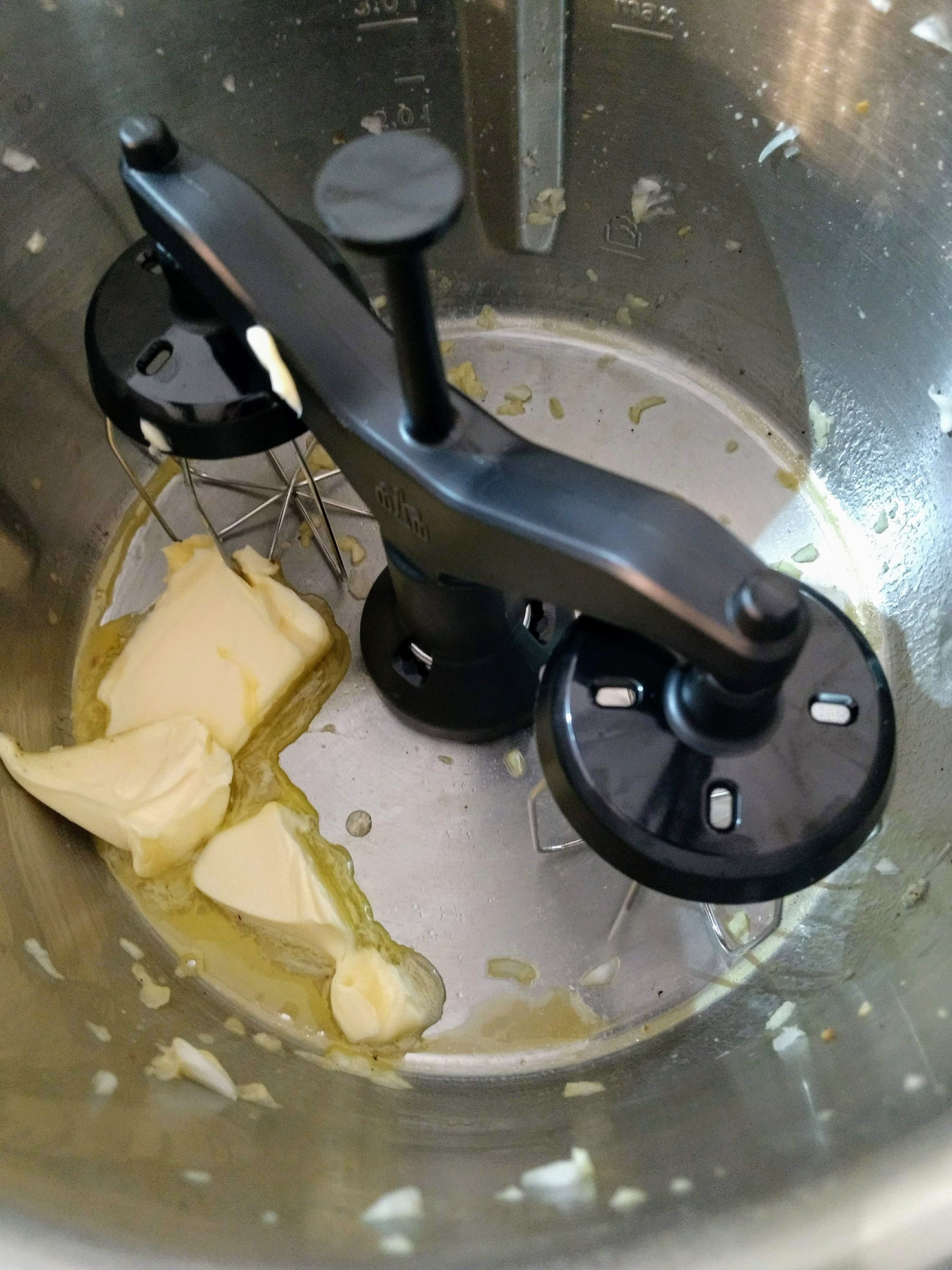 Das Automatikprogramm für Béchamel wählen. Den Zwillingsrührbesen einsetzen. 40 g Butter einwiegen, den Deckel ohne Messbecher schließen und Butter zerlaufen lassen (Zwillingsrührbesen | Stufe 1 | 60 °C | 2 Min.).