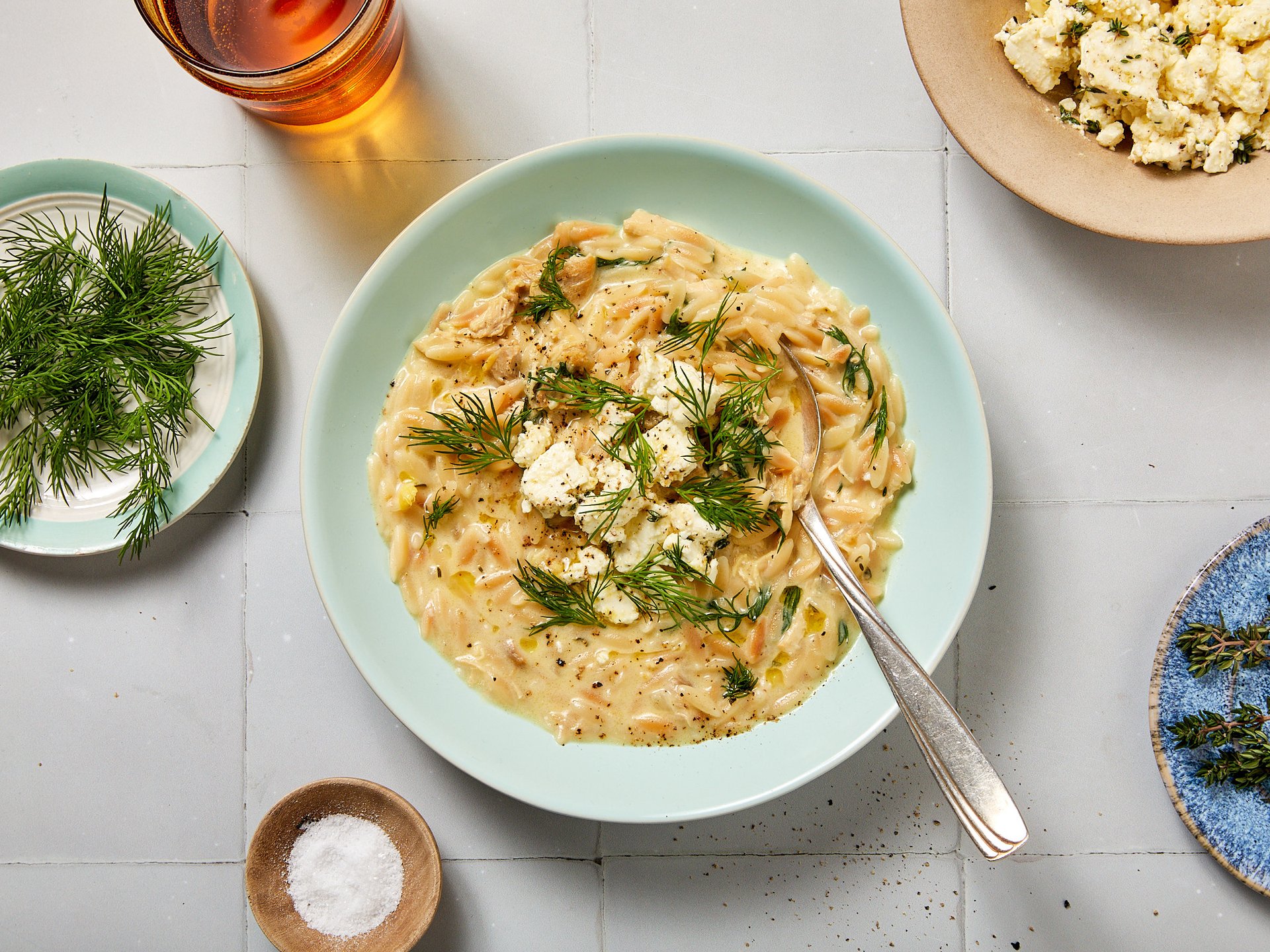 Avgolemono mit Orzo und Feta (Griechische Zitronen-Ei-Suppe) | Rezept ...