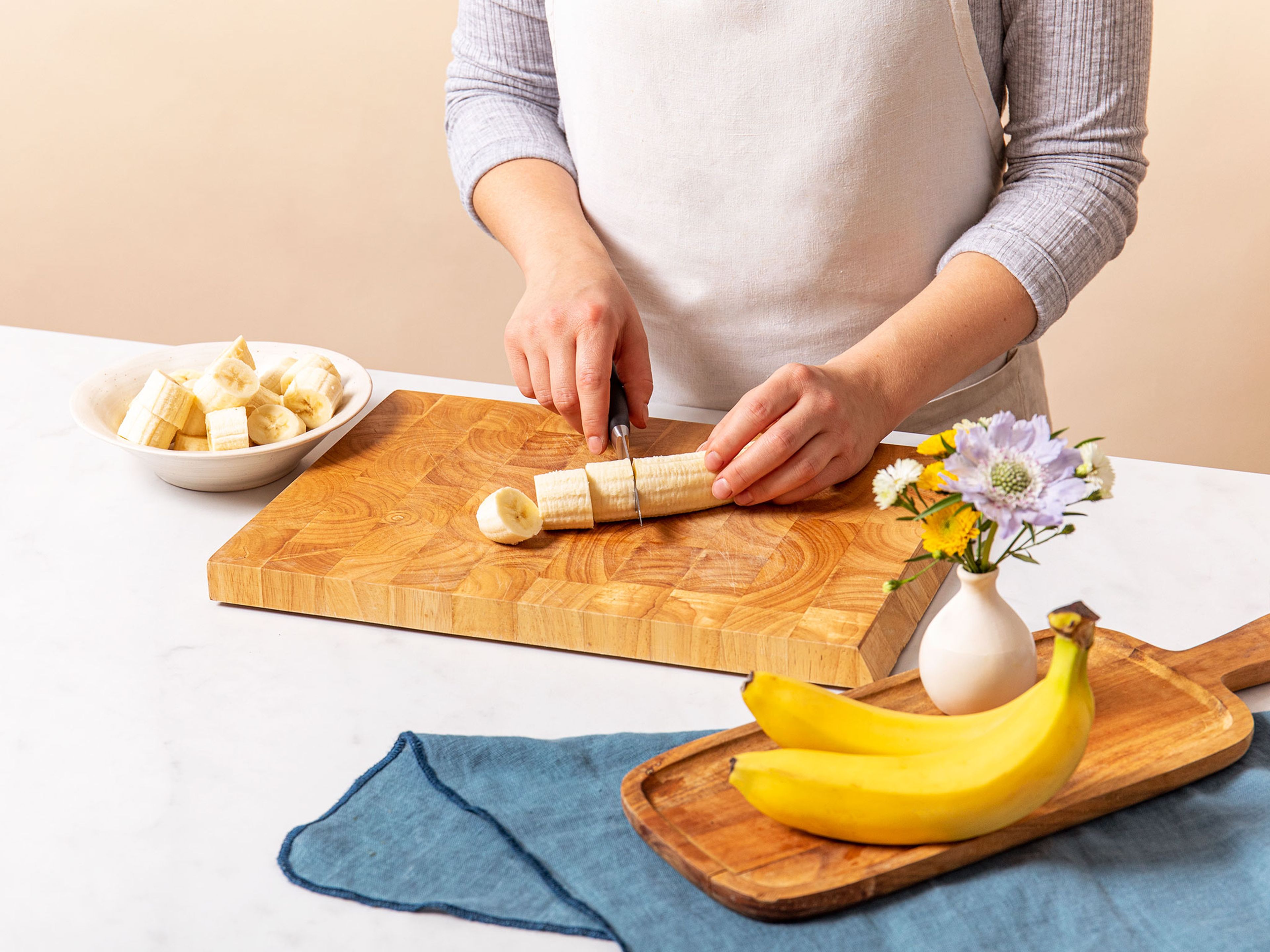Bananen schälen, in Stücke schneiden und für 3 – 4 Std. einfrieren.