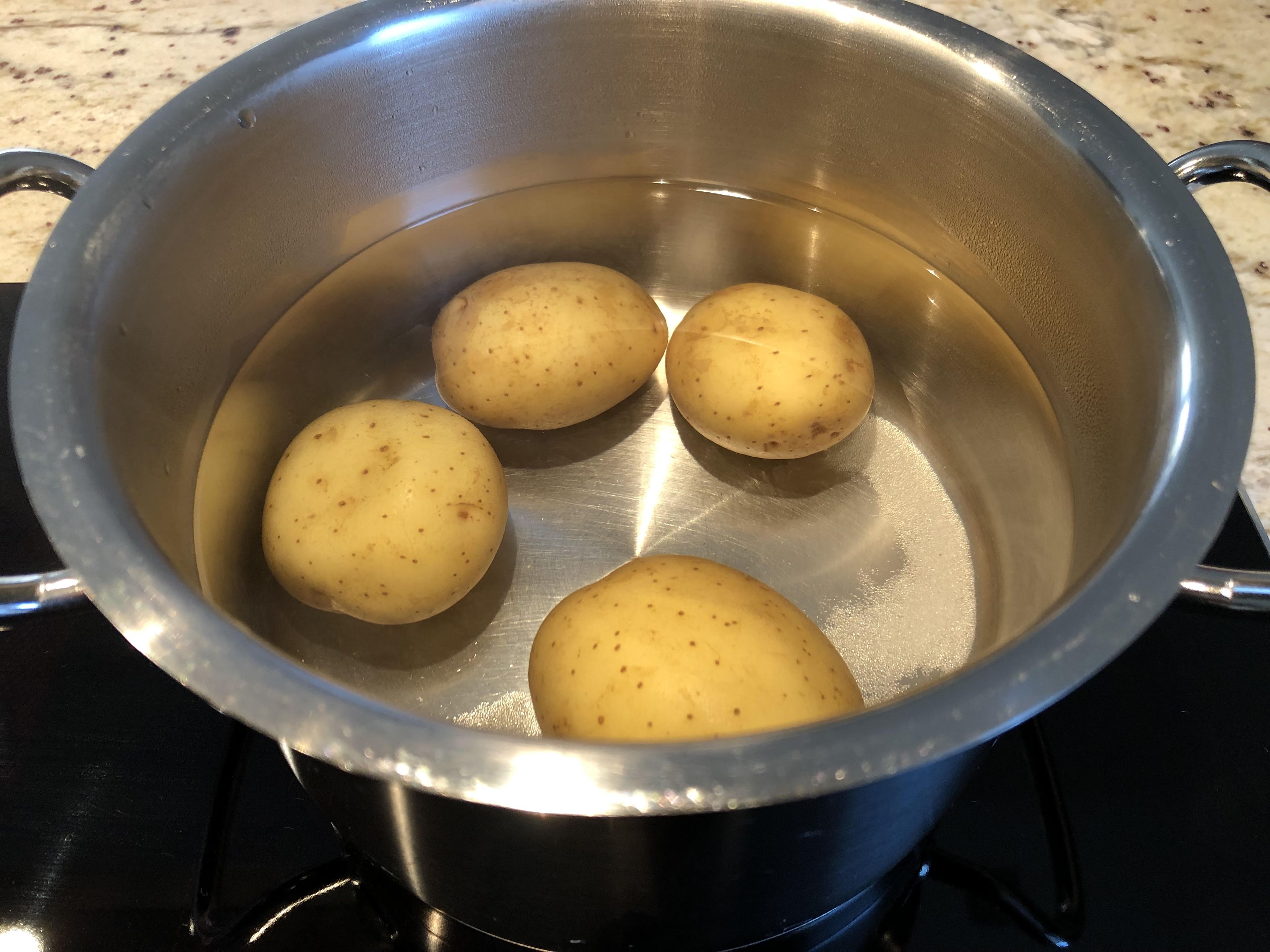Kartoffeln in einem Topf in Salzwasser geben und ca. 15 Minuten kochen bis sie bissfest sind.